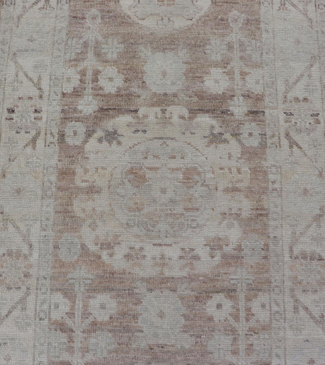 Misure: 2'9 x 14'4 
Runner dal design Khotan con motivo a medaglioni geometrici a cerchio. Runner dal design Khotan con medaglioni geometrici a cerchio di Keivan Woven Arts. Keivan Woven Arts / tappeto / AWR-12602 paese d'origine / tipo: Afghanistan
