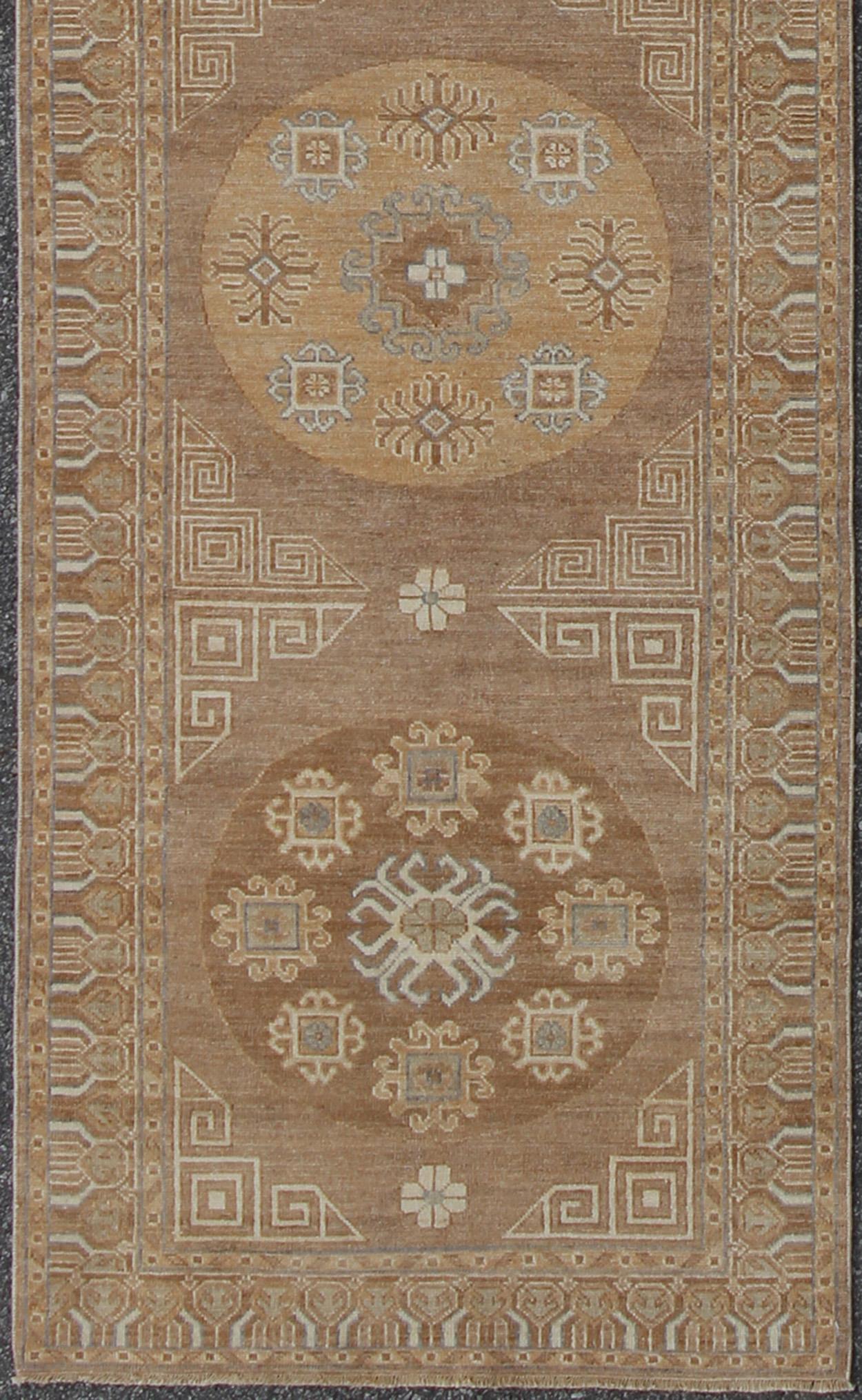 Afghan Tapis de couloir Khotan à motif médaillon en forme de cercle géométrique sur toute sa surface en vente