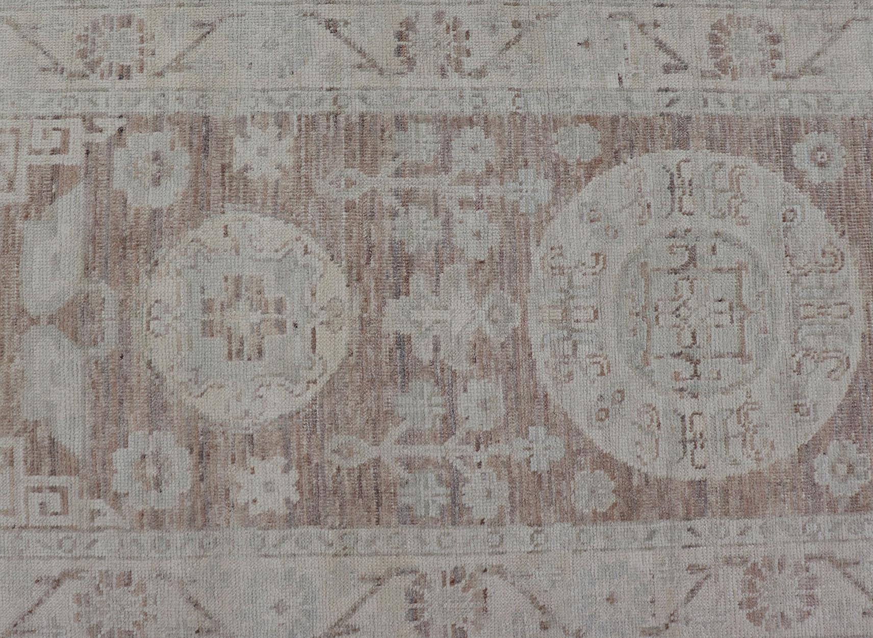Annodato a mano Runner di design Khotan con medaglioni geometrici a cerchio di Keivan Woven Arts in vendita