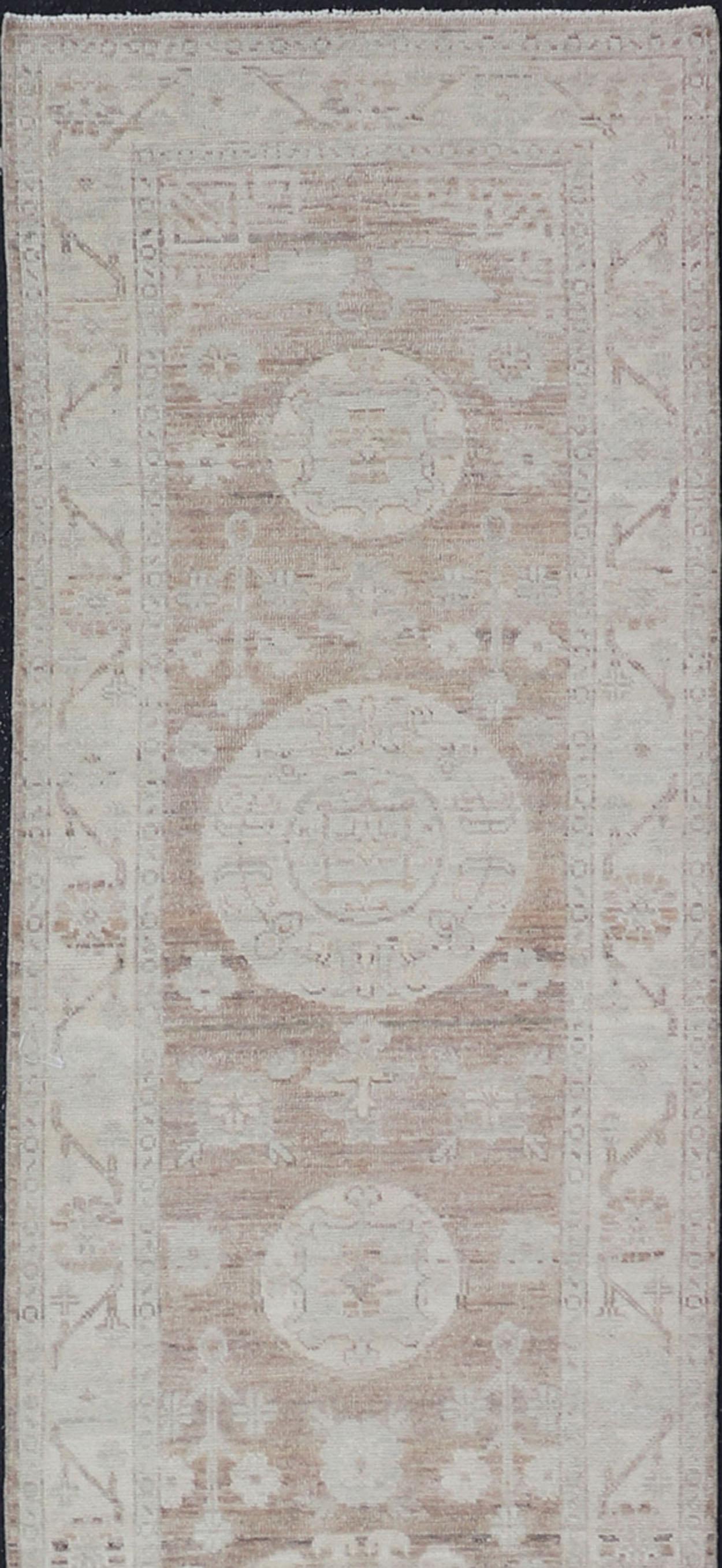 Runner di design Khotan con medaglioni geometrici a cerchio di Keivan Woven Arts In condizioni Nuovo in vendita a Atlanta, GA