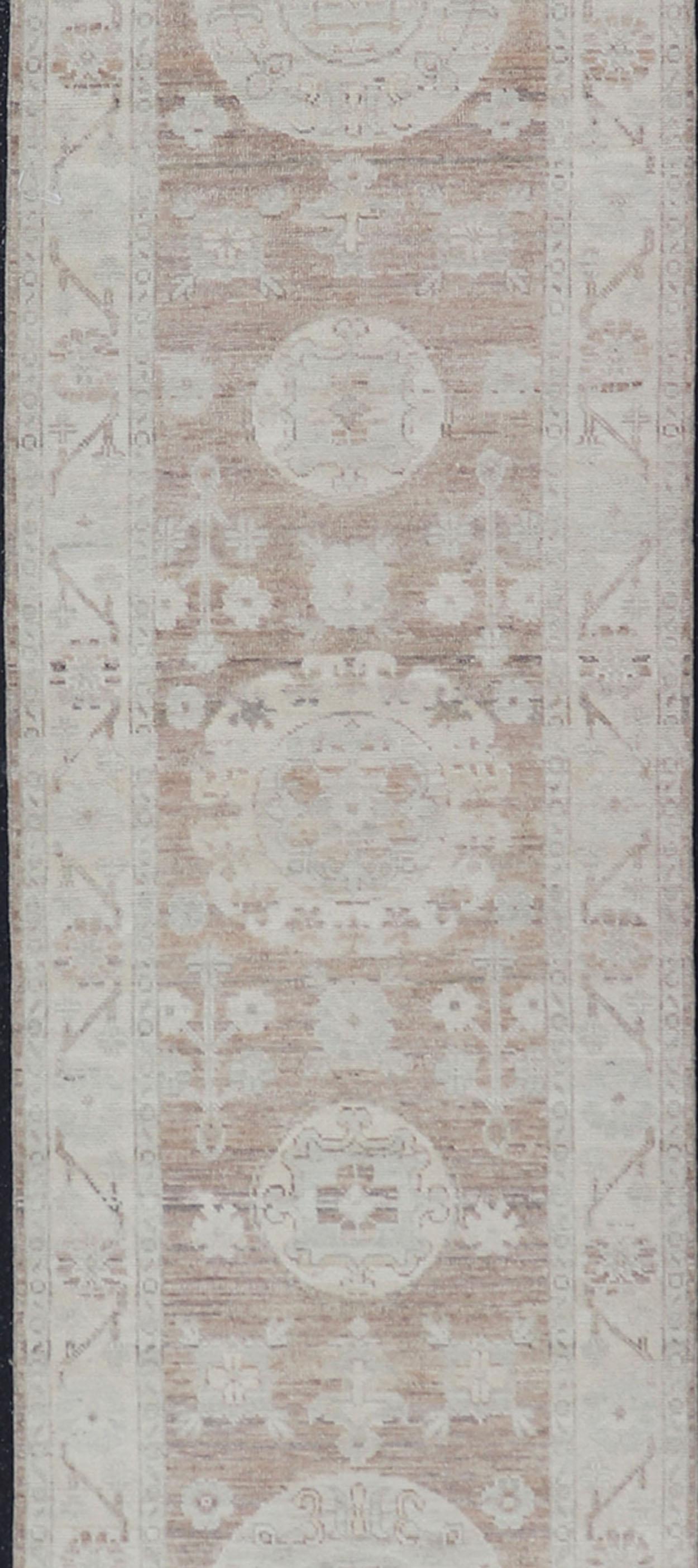 XXI secolo e contemporaneo Runner di design Khotan con medaglioni geometrici a cerchio di Keivan Woven Arts in vendita