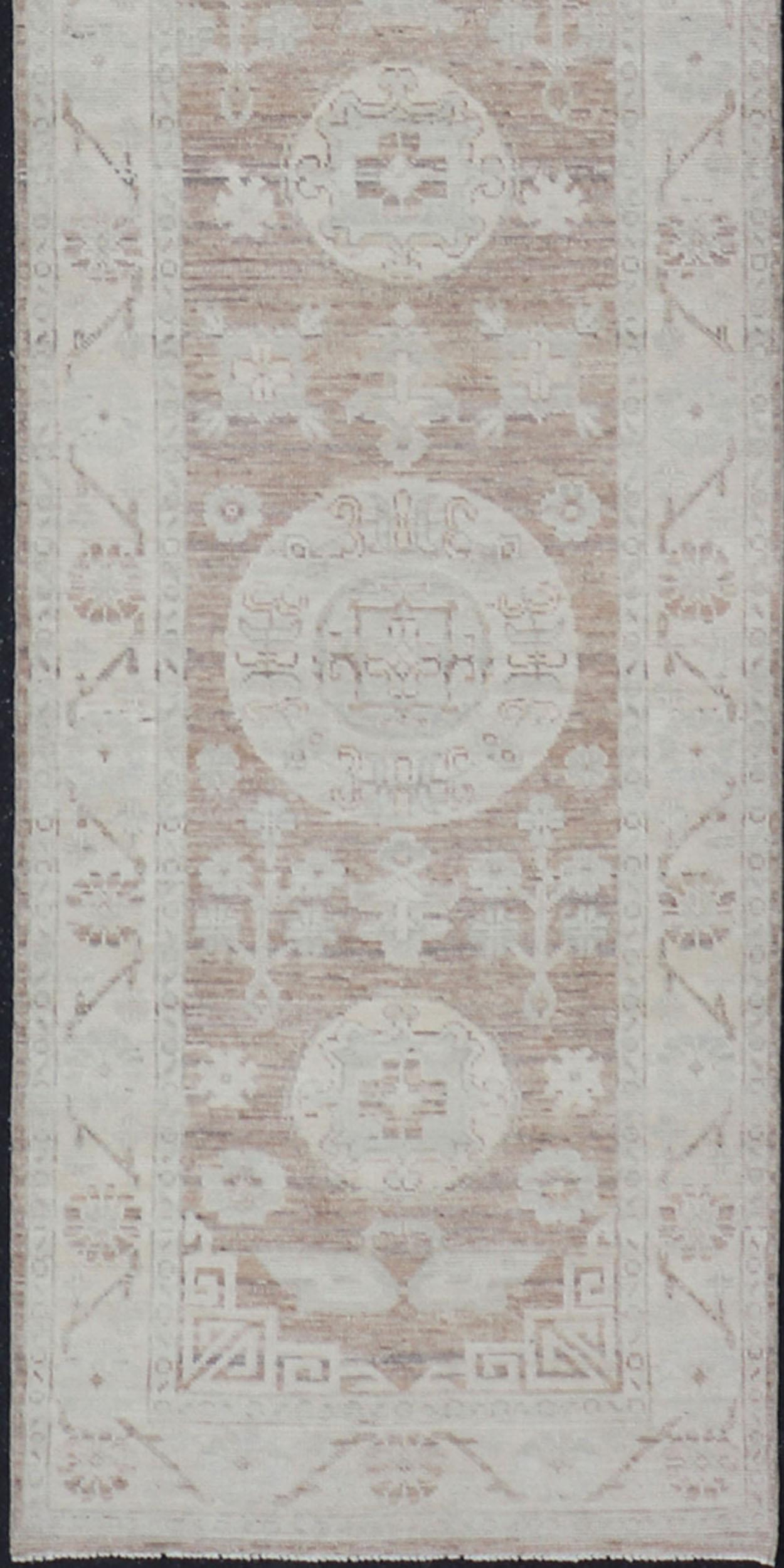 Lana Runner di design Khotan con medaglioni geometrici a cerchio di Keivan Woven Arts in vendita
