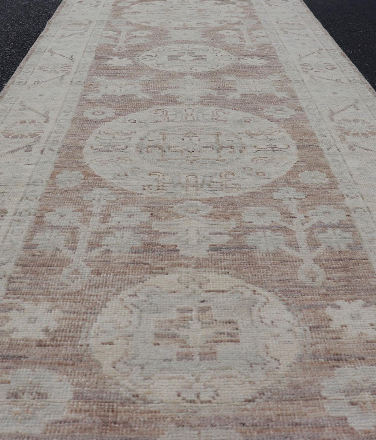 Runner di design Khotan con medaglioni geometrici a cerchio di Keivan Woven Arts in vendita 2