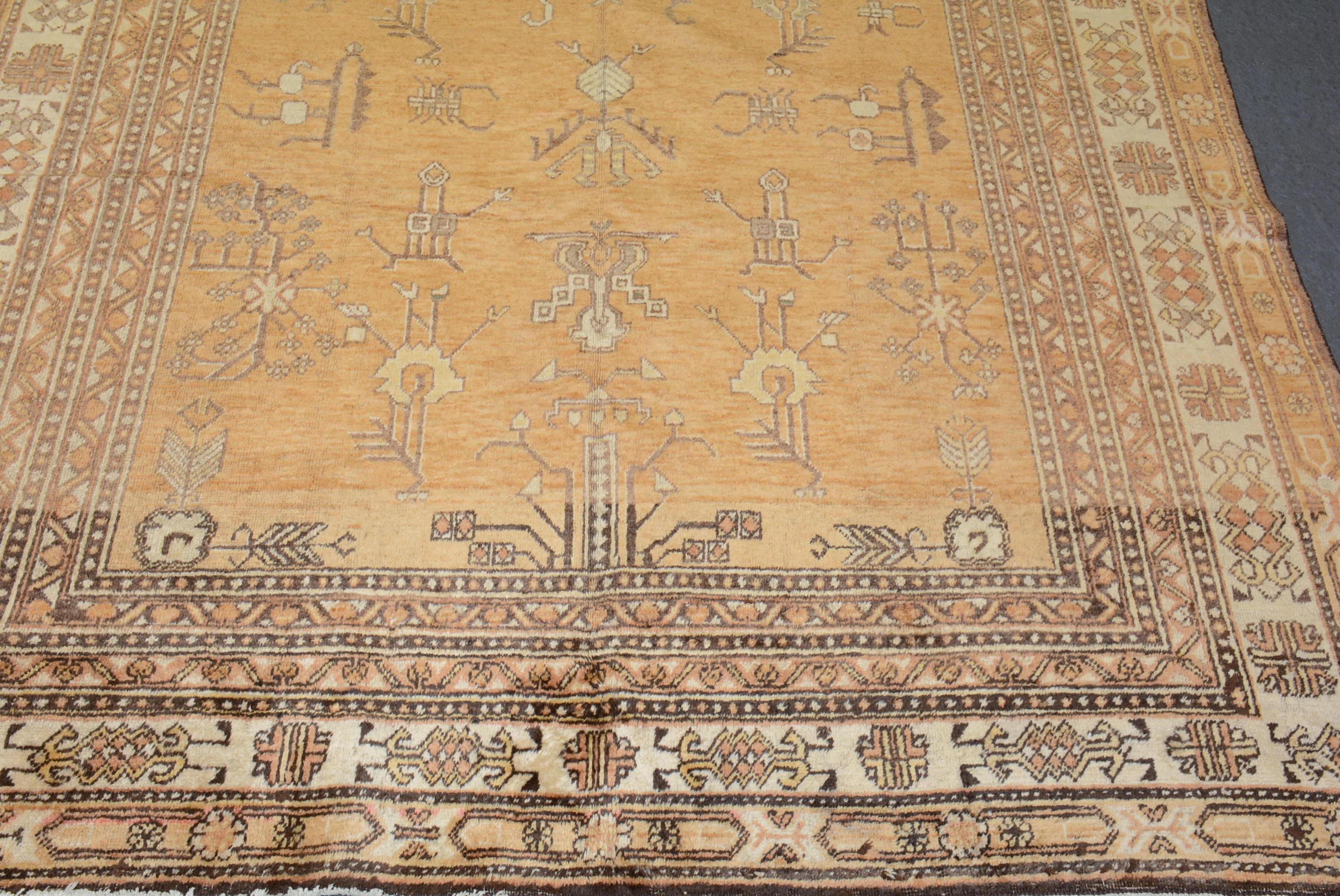 Khotan-Teppiche werden in der westchinesischen Provinz Sinkiang, die auch als Ostturkestan bezeichnet wird, handgeknüpft. Sie werden oft als Samarkand-Teppiche bezeichnet, nach der zentralasiatischen Stadt, in der sie gehandelt wurden. Ihre Muster