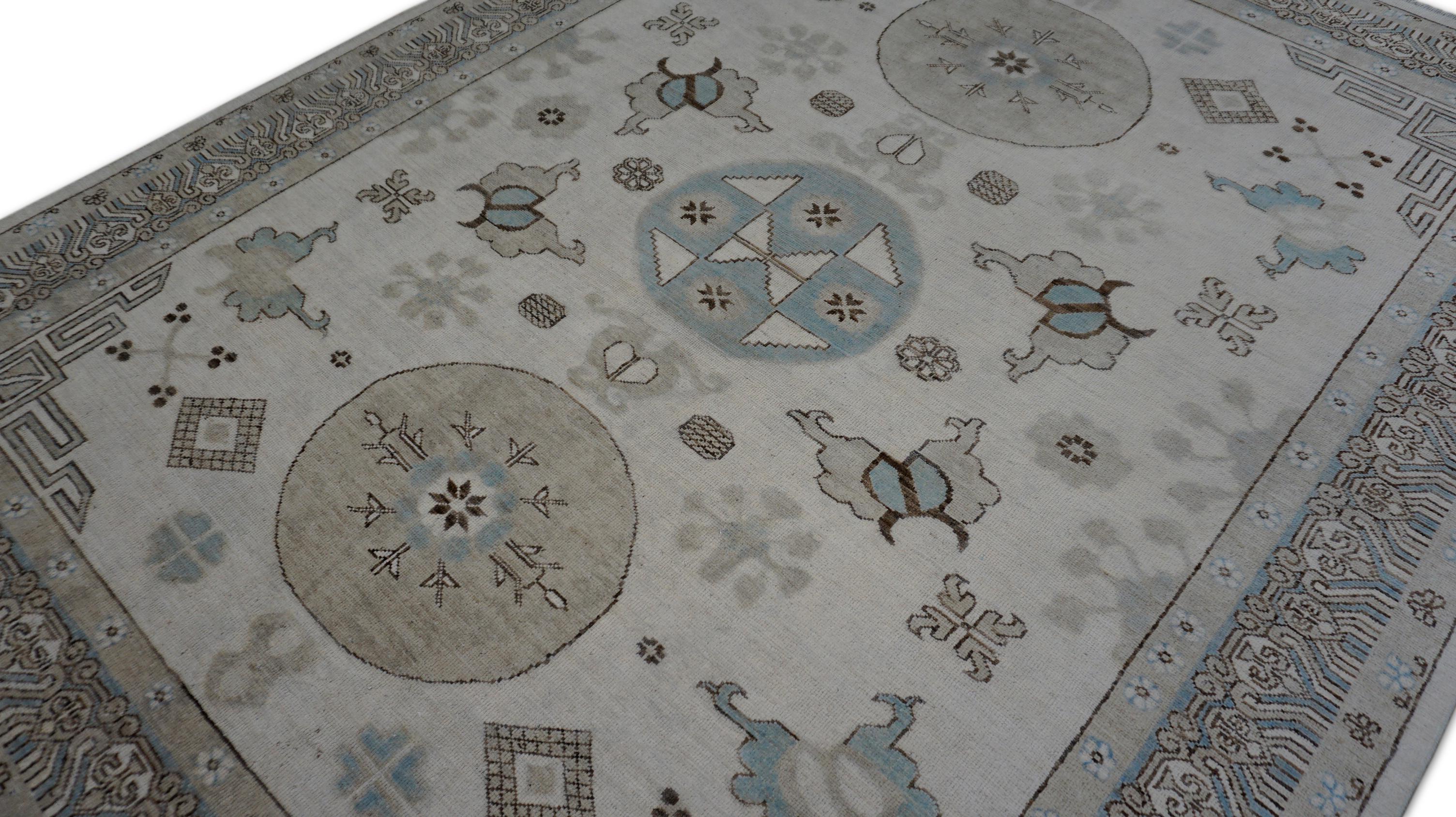 Dieser elegante, handgeknüpfte Wollteppich lässt sich von traditionellen Teppichmotiven inspirieren, die durch eine weiche, moderne Linse neu interpretiert werden. Der Teppich hat ein luftiges Layout  mit drei prominenten Medaillons, die von