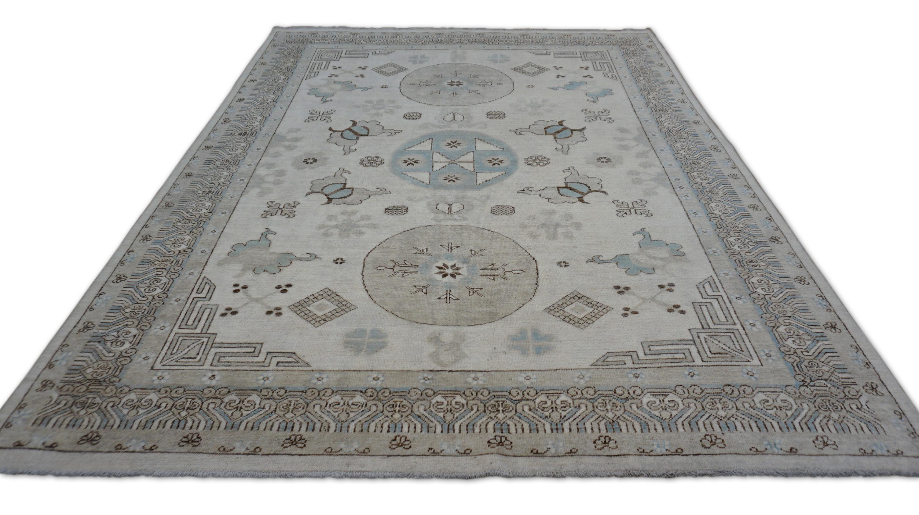 Khotan-Muster Elfenbeinfarbener und blau getönter Wollteppich 5'10''x7'6'' (Pakistanisch) im Angebot