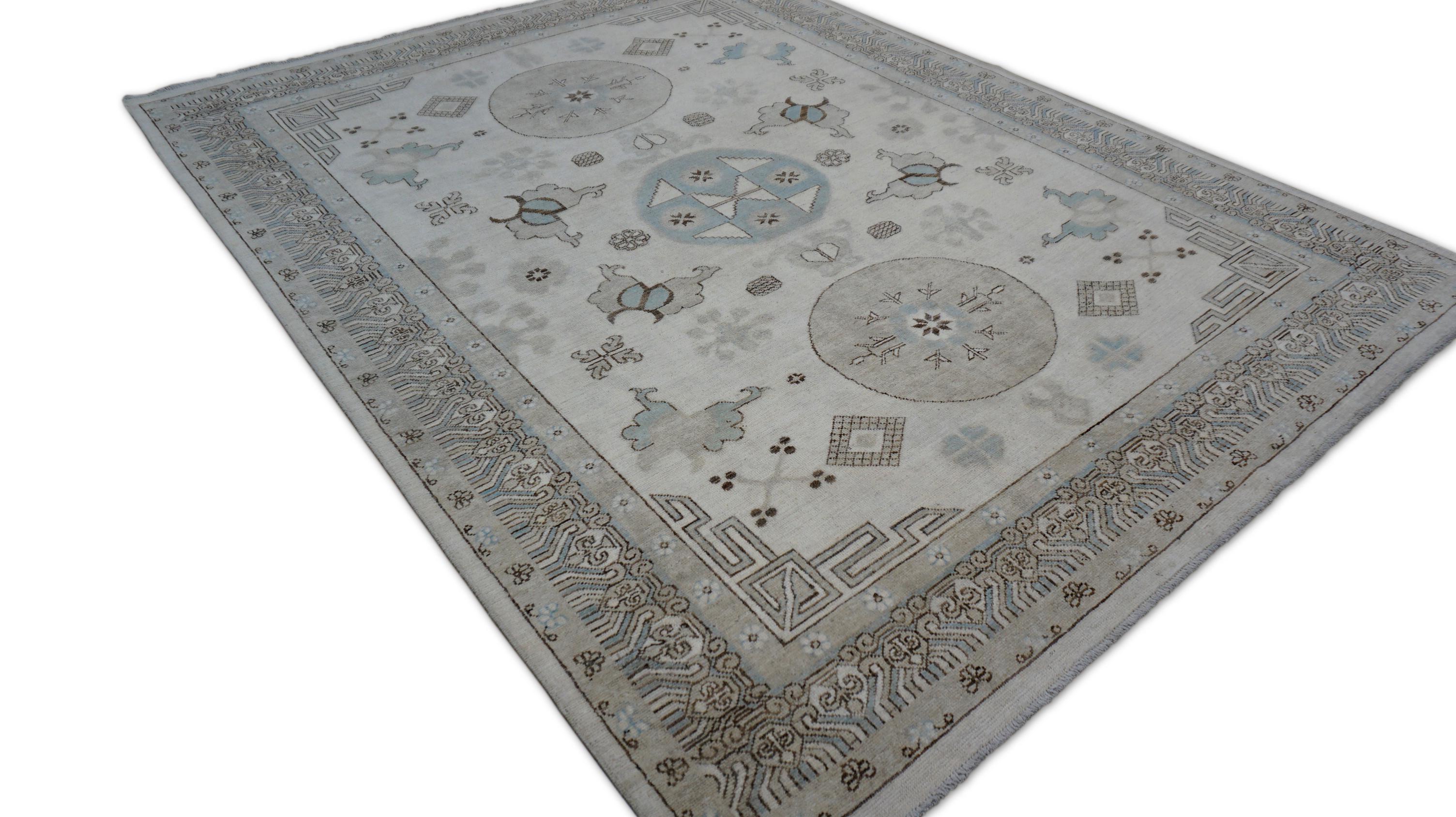 Khotan-Muster Elfenbeinfarbener und blau getönter Wollteppich 5'10''x7'6'' (Handgeknüpft) im Angebot