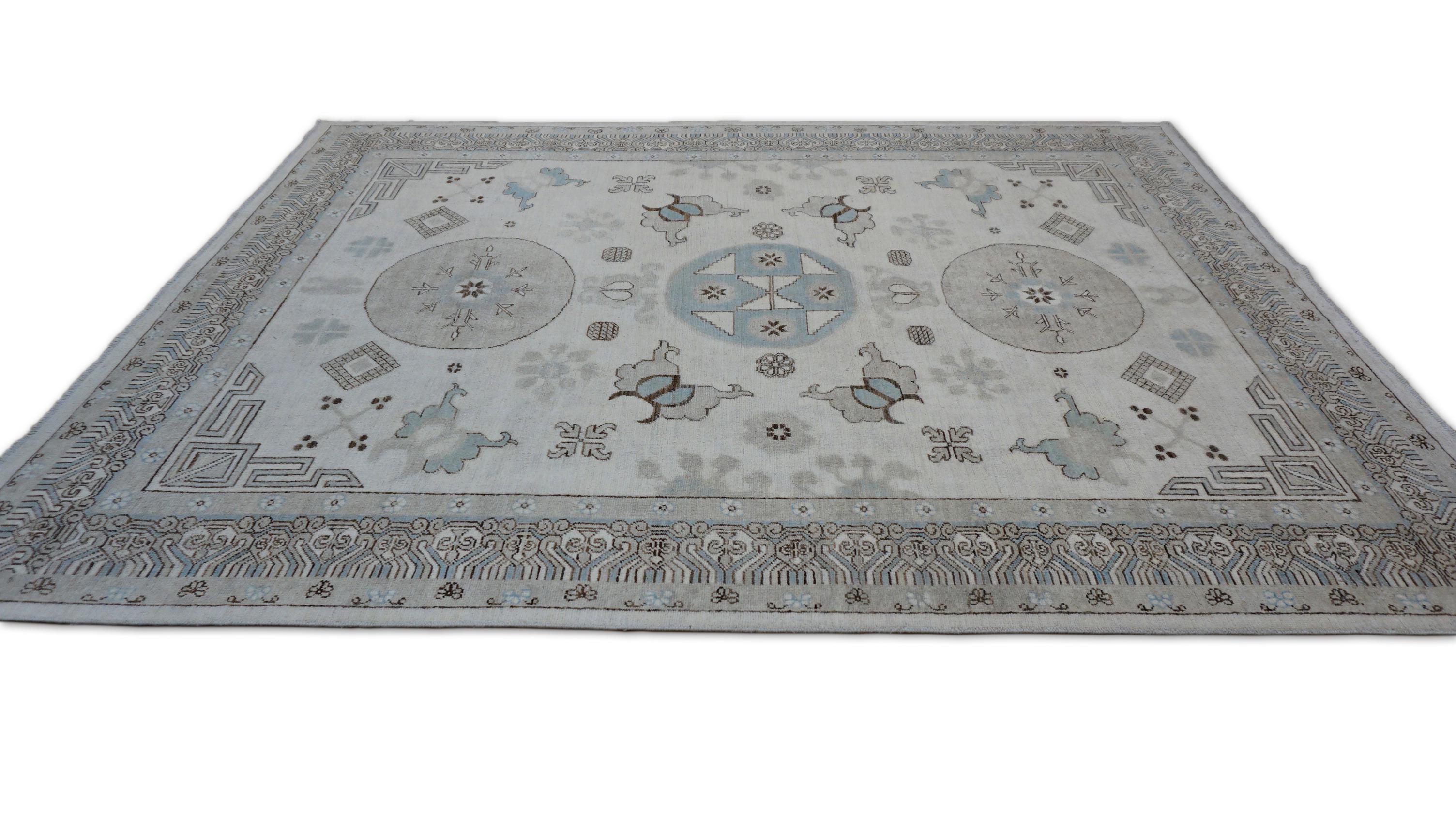Khotan-Muster Elfenbeinfarbener und blau getönter Wollteppich 5'10''x7'6'' im Zustand „Neu“ im Angebot in Torrance, CA