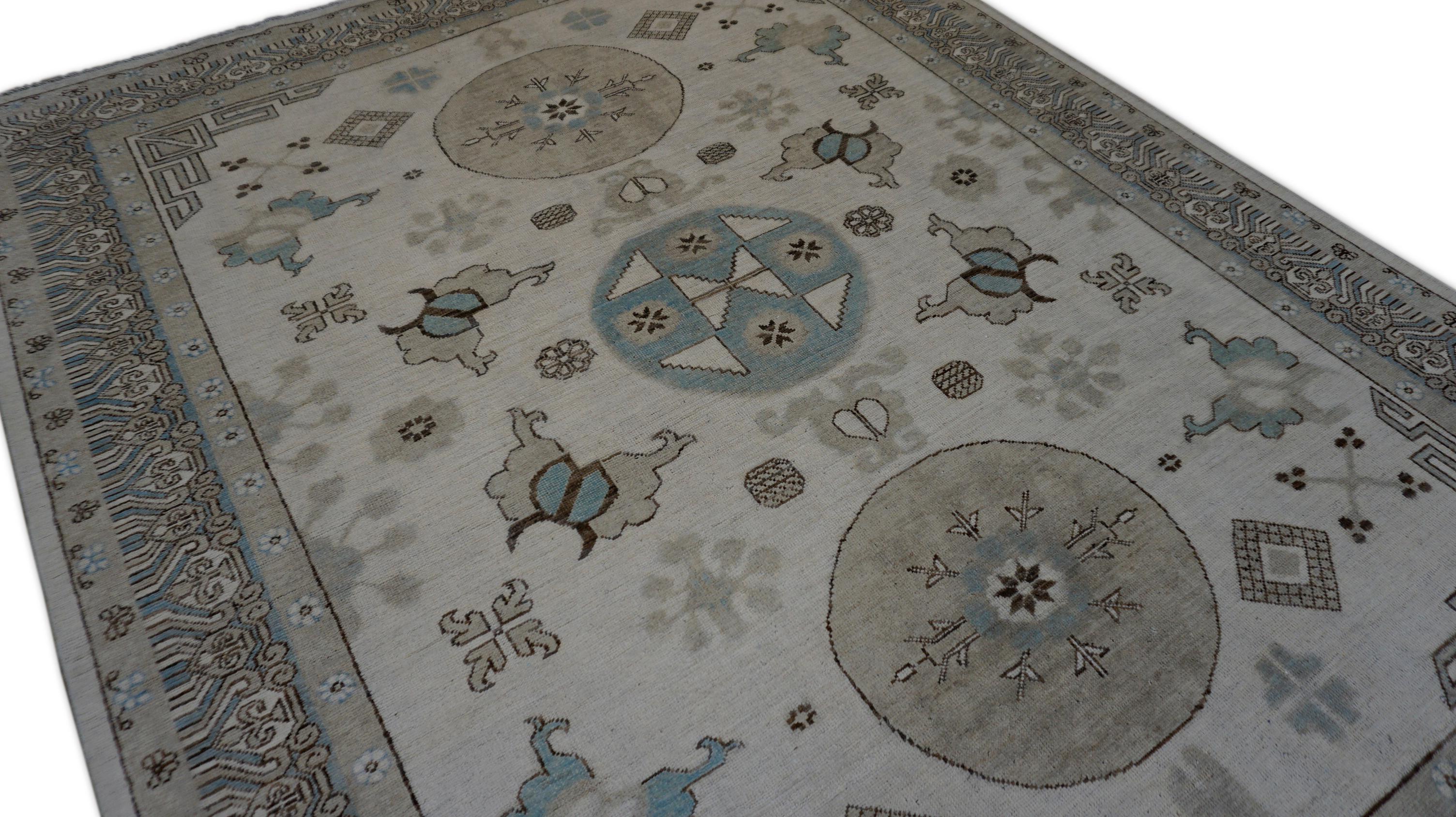 Khotan-Muster Elfenbeinfarbener und blau getönter Wollteppich 5'10''x7'6'' (21. Jahrhundert und zeitgenössisch) im Angebot