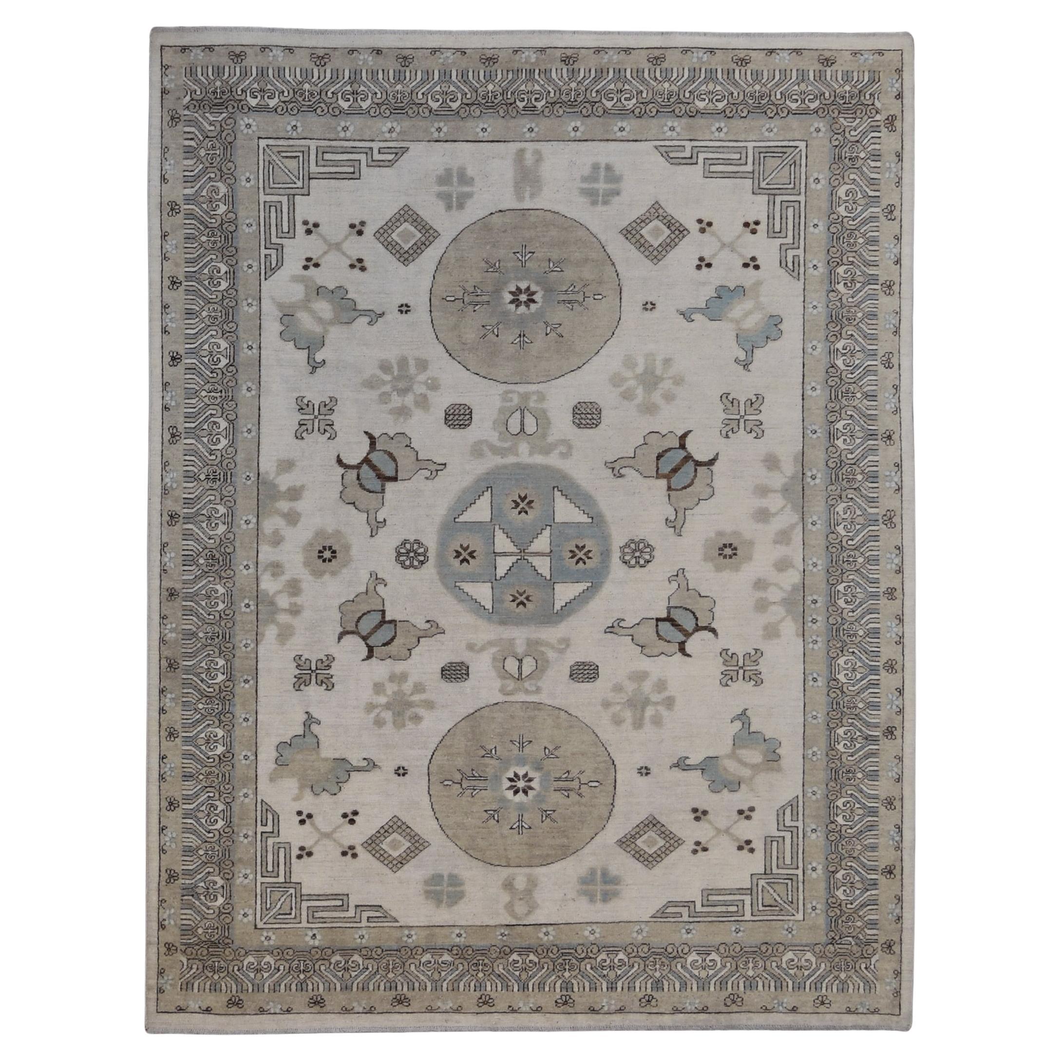 Khotan-Muster Elfenbeinfarbener und blau getönter Wollteppich 5'10''x7'6''
