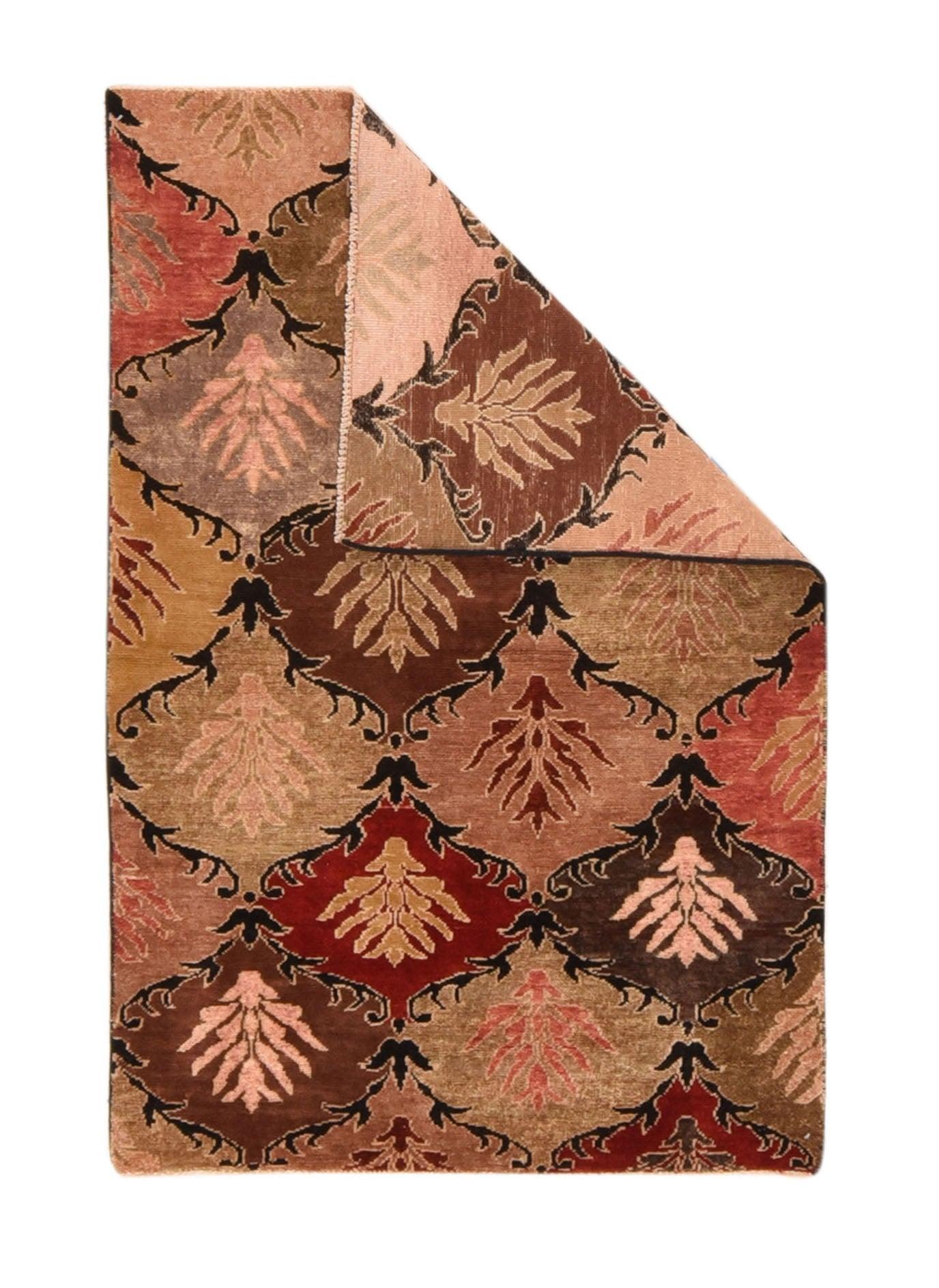 Tappeto Khotan 3'4'' x 4'11''. Questo spargimento senza bordi presenta un grande motivo tessile allover di riserve di diamanti sinuosi definiti dall'acanto color cioccolato scuro, in rosso, verde, ecrù e rosa-marrone, tutti con piante simili a