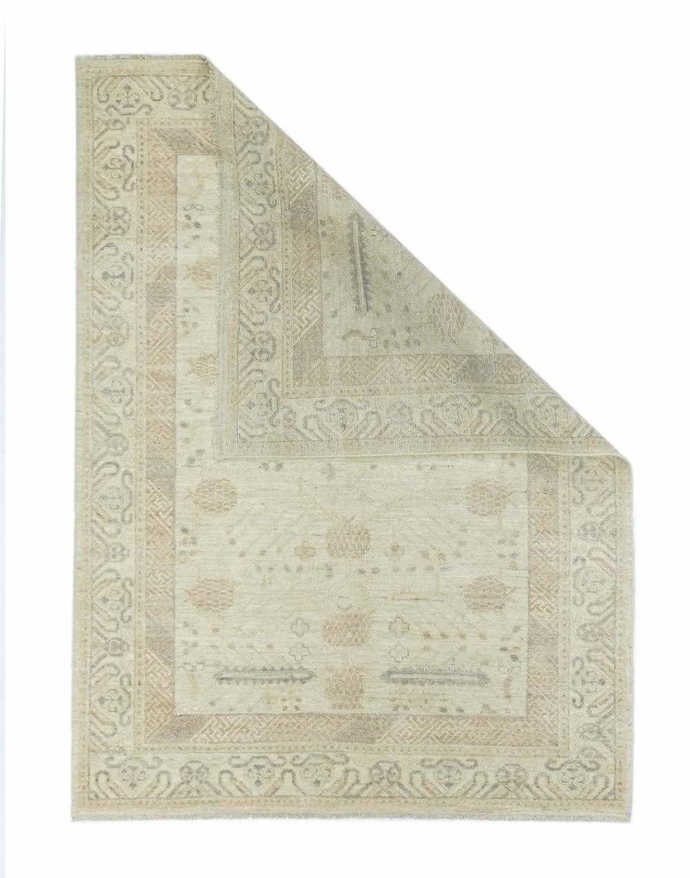 Tapis Khotan 4'2'' x 5'10''. Le champ de sable paille est orné d'un motif de grenades texturées, de fines branches raides et de feuilles droites dentelées, avec une bordure chromatiquement similaire comprenant une bordure oblique de svastika et un