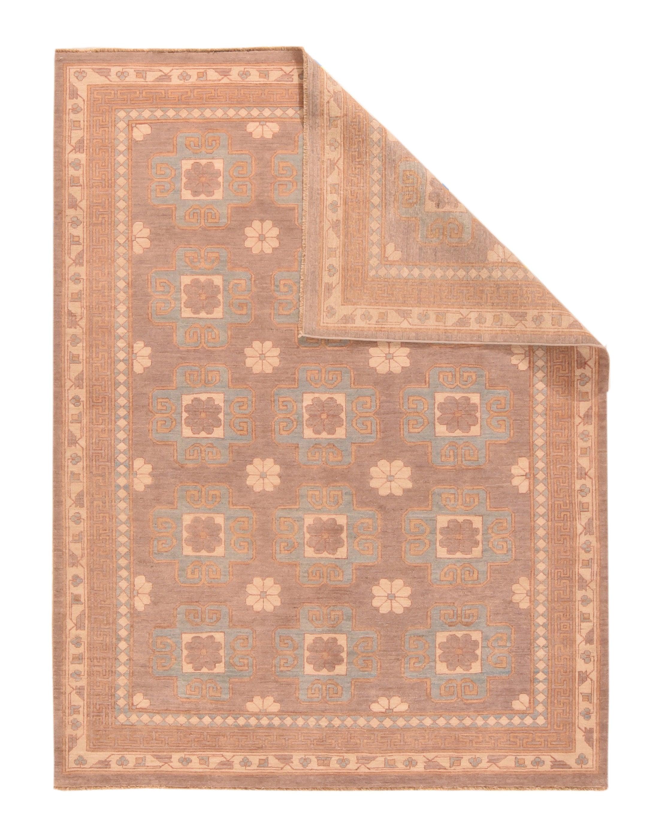 Khotan Teppich 5'10'' x 7'11''. Das mittelbraune, abgewetzte Feld enthält eine drei mal fünf große Anordnung von fettblauen, kreuzförmigen Elementen mit quadratischen Rosetten in der Mitte. Dazwischen sind ähnliche Rosetten aus Elfenbein angebracht.