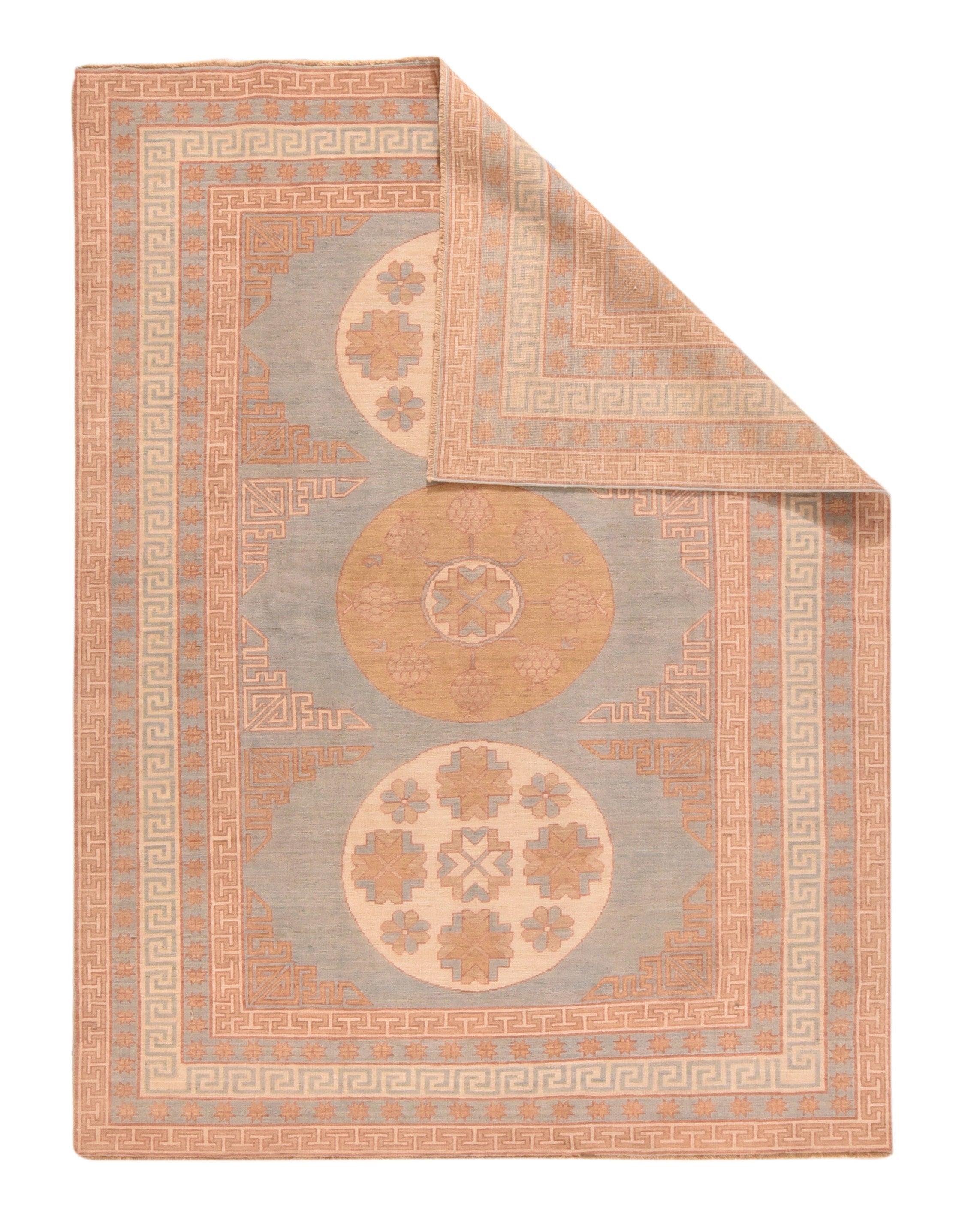 Tapis Khotan 6'3'' x 8'6''.  Le champ bleu ciel abrasé comporte trois grands médaillons de 