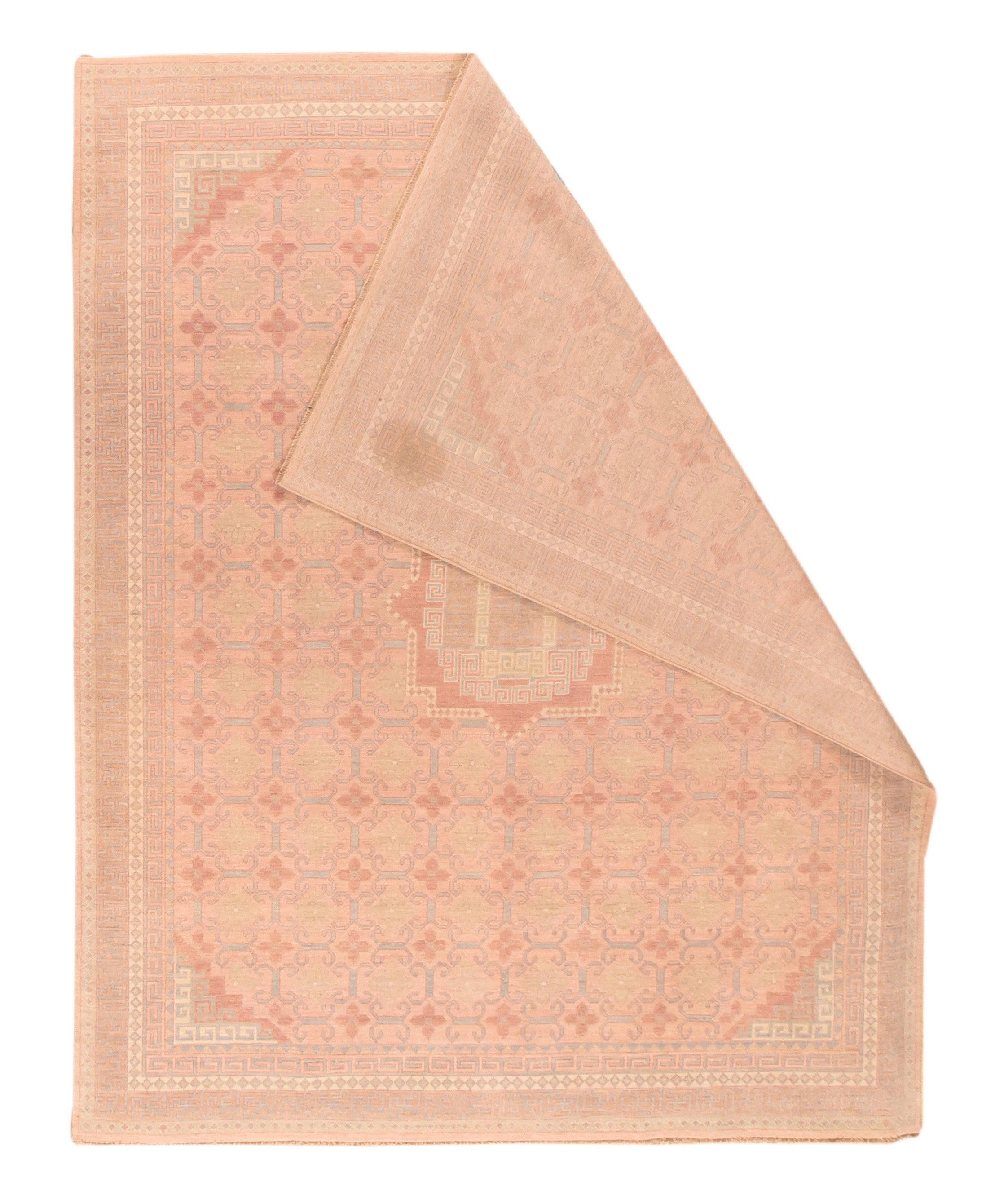 Khotan-Teppich 8'3'' x 10'4''. Grob im Khotan-Stil, mit einem oktogonalen Medaillon und einem dreiteiligen inneren Untermedaillon mit Bünden und einem darunter liegenden hellbraunen Feld mit quadratischem Gitterwerk und dreieckigen Bundecken.