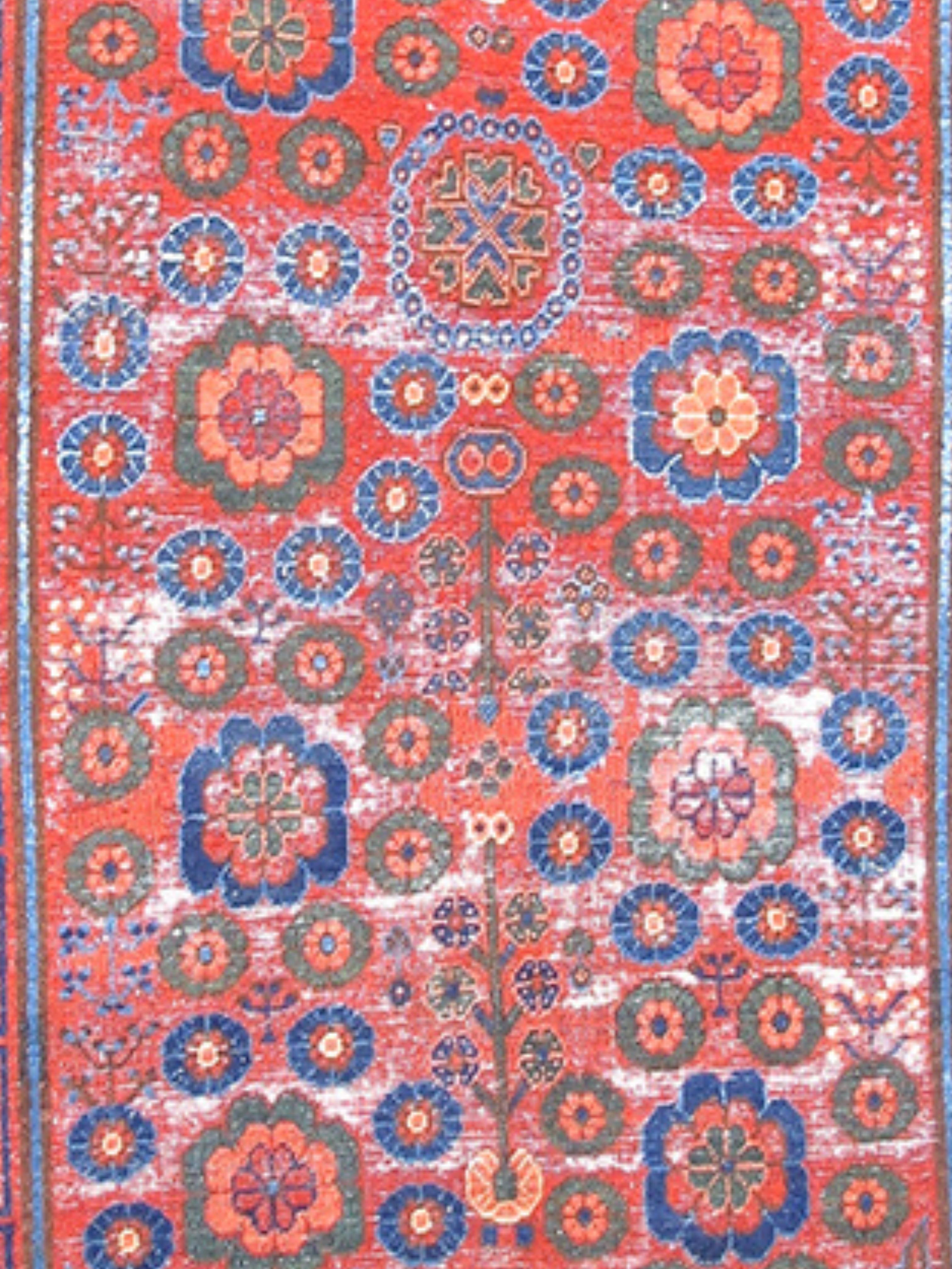 Annodato a mano Tappeto Khotan, inizio XIX secolo in vendita