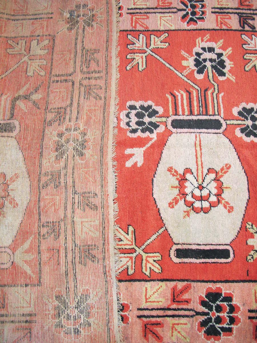Tapis Khotan, début du 20e siècle

Cette pièce fait partie d'un petit groupe de tapis picturaux tissés dans le bassin du Tarim, à l'extrême ouest de la Chine, au début du XXe siècle. Si les tisserands de cette région étaient des musulmans