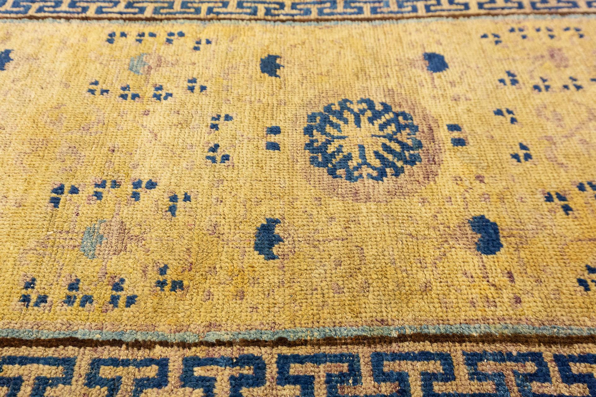 Cet élégant tapis de Khotan, mesurant 58 x 172 cm, est un bel exemple de l'art qui s'épanouissait dans la ville-oasis de Khotan, située le long de la route de la soie au Turkestan oriental. Les tapis de Khotan sont réputés pour leur mélange unique