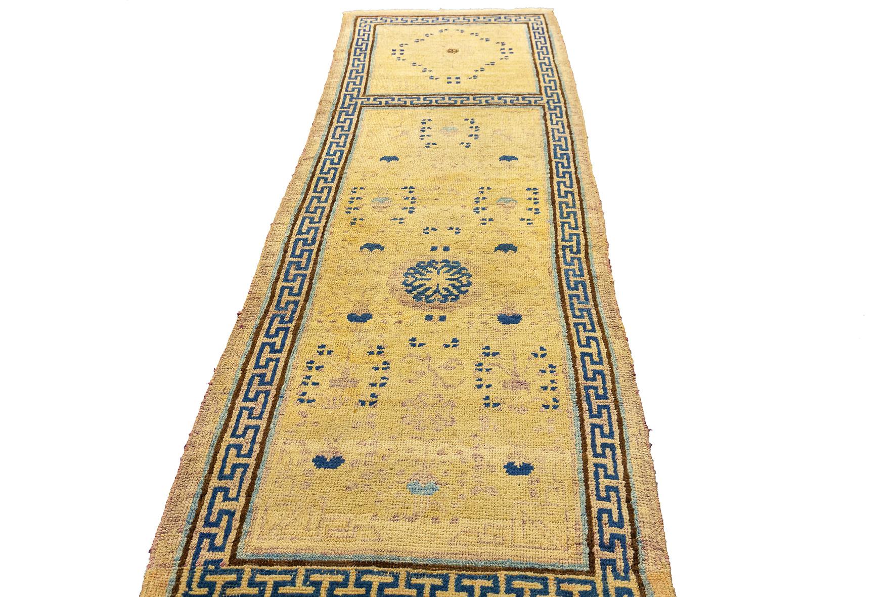 Noué à la main Tapis Khotan du Turkestan oriental en vente