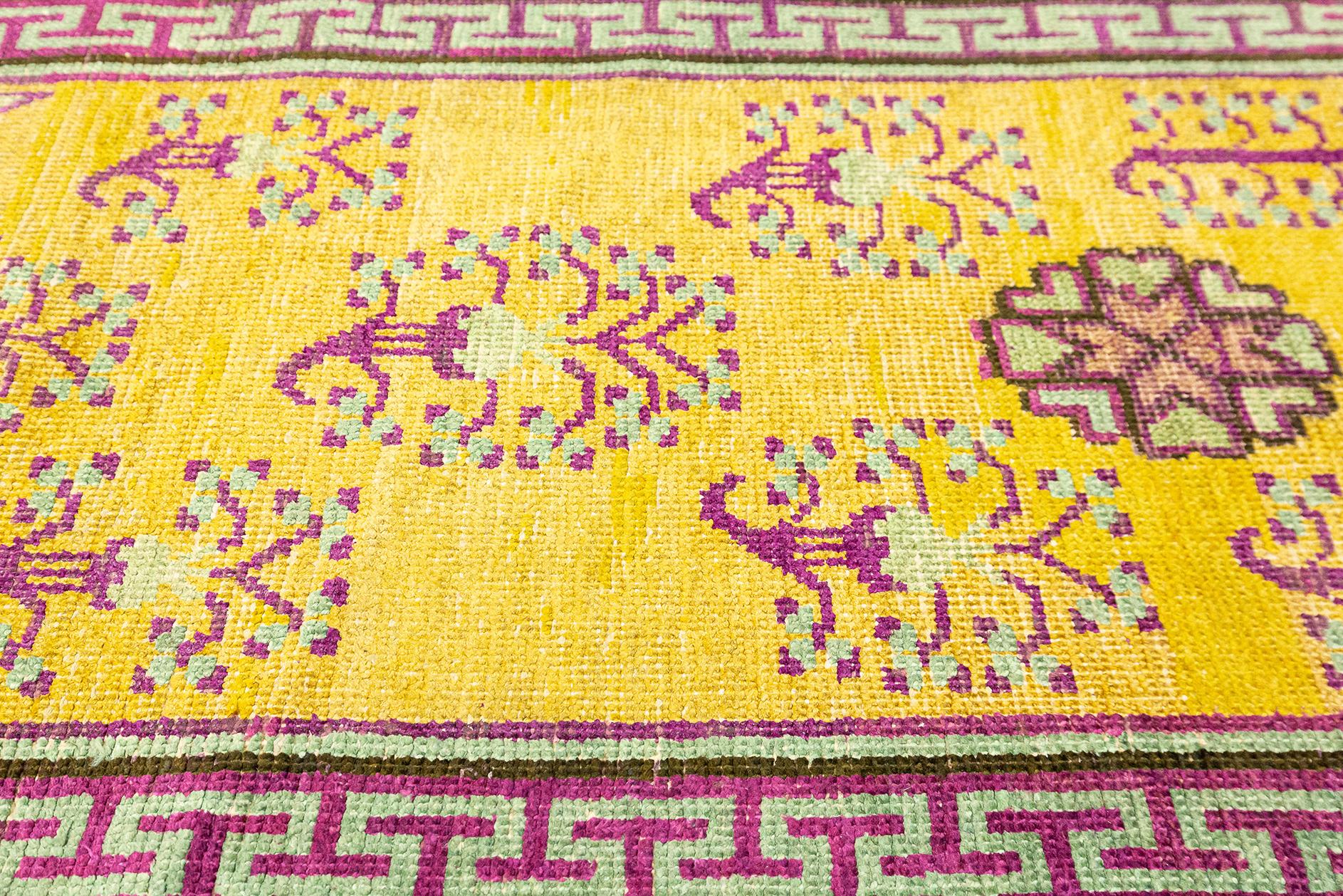 Ce tapis antique du Khotan, mesurant 164 x 55 cm (5' 4