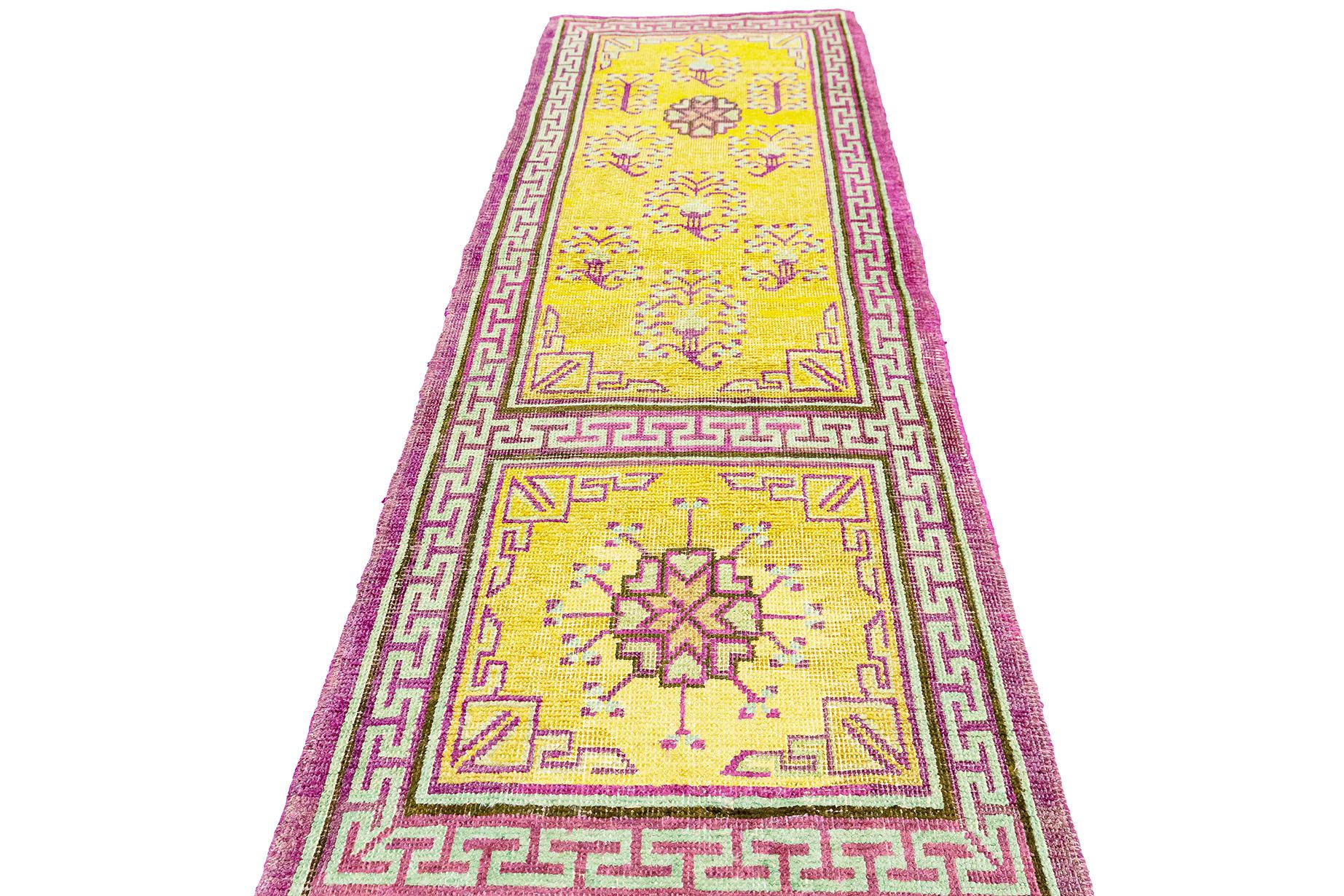 Turkestan oriental Tapis de course Khotan jaune et violet en vente