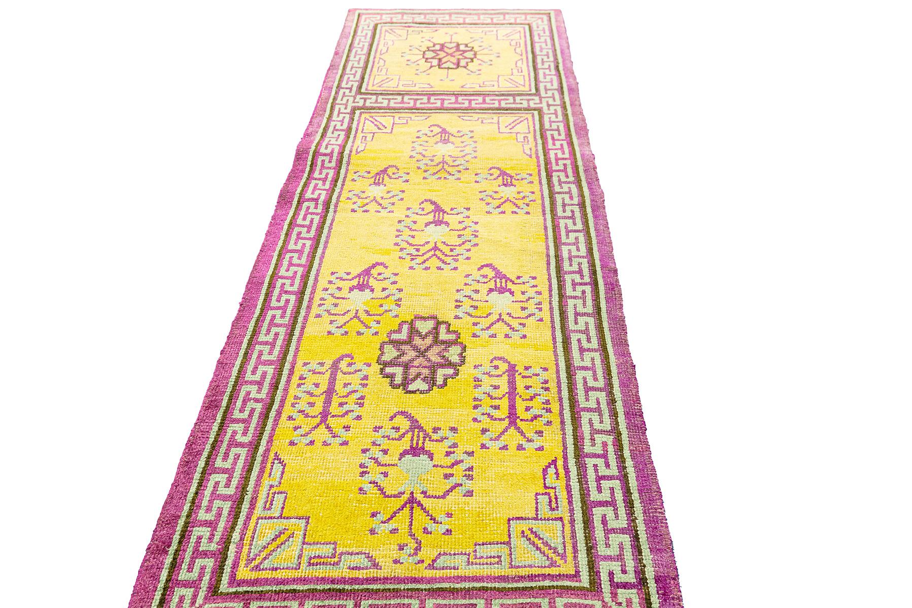 Noué à la main Tapis de course Khotan jaune et violet en vente