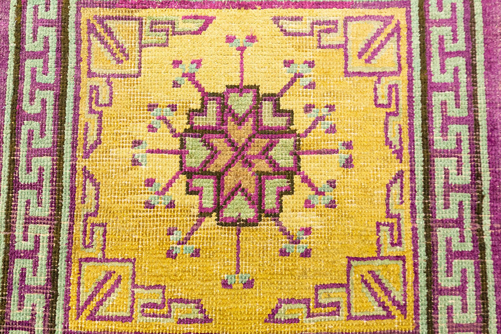 Laine Tapis de course Khotan jaune et violet en vente