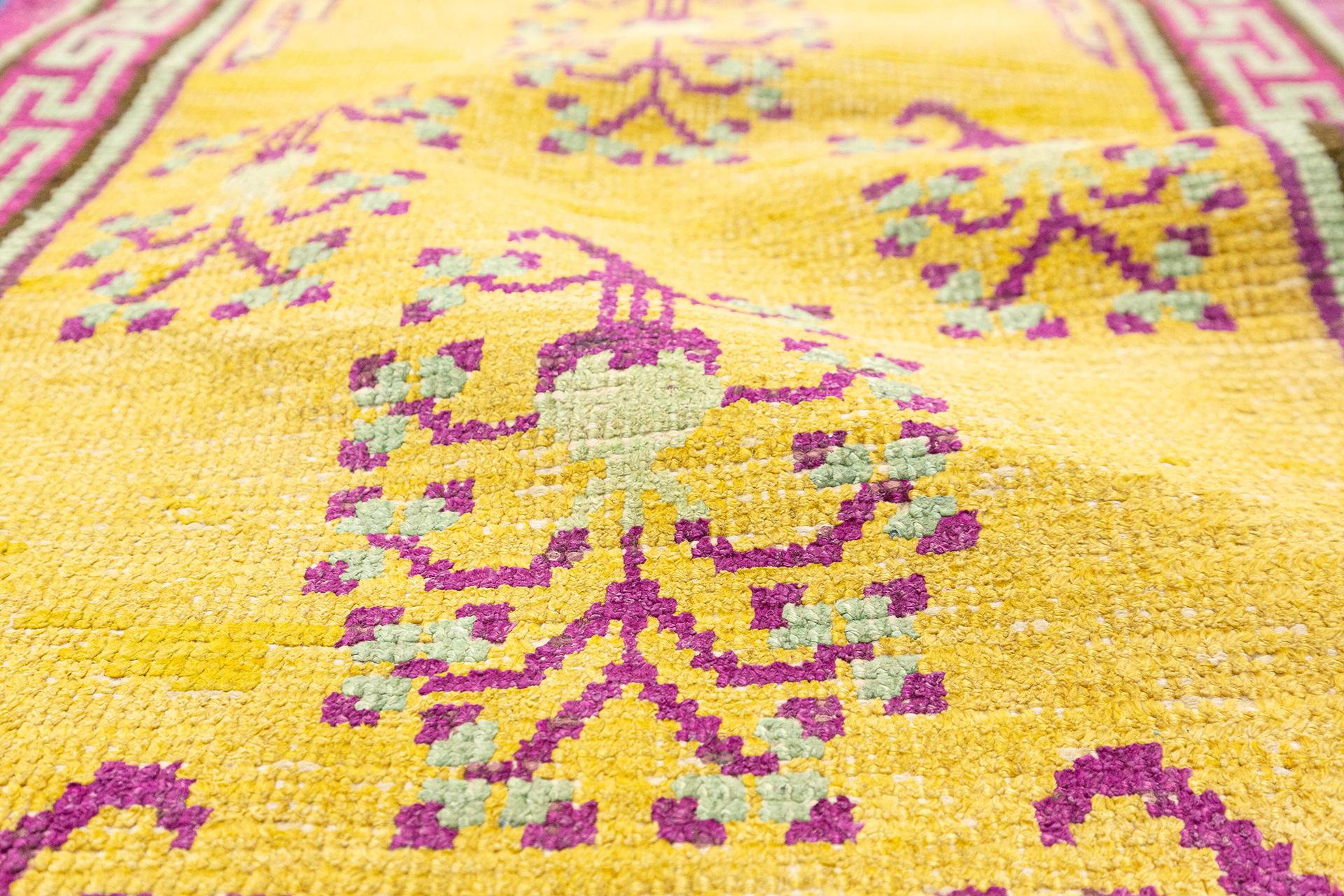 Tapis de course Khotan jaune et violet en vente 1