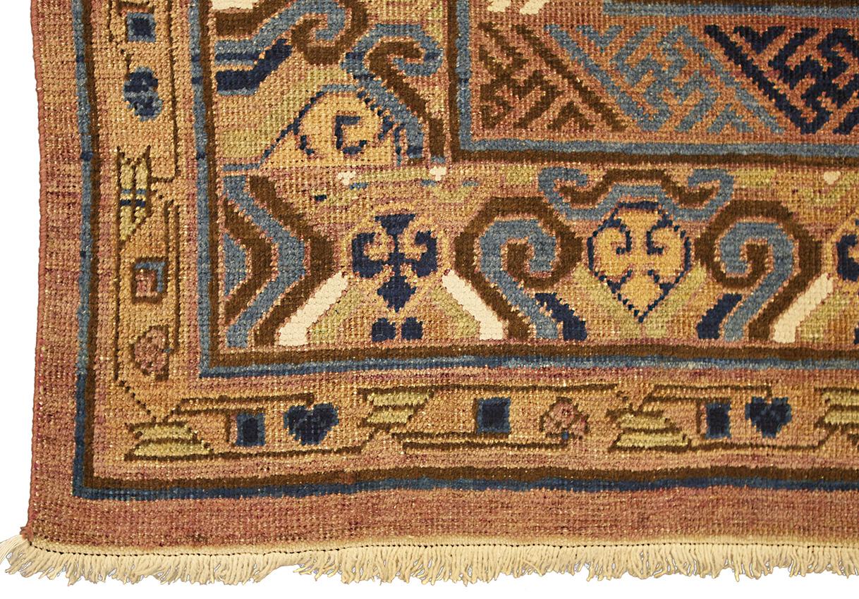 Dieser Khotan mit den Maßen 300 × 145 cm, der in Sinkiang (Xinjiang), einem autonomen Gebiet im Nordwesten Chinas, das in der Teppichwelt als Ostturkestan bekannt ist, geknüpft wurde, ist zwar nicht sehr teuer, aber ein Sammlerstück. In der Antike