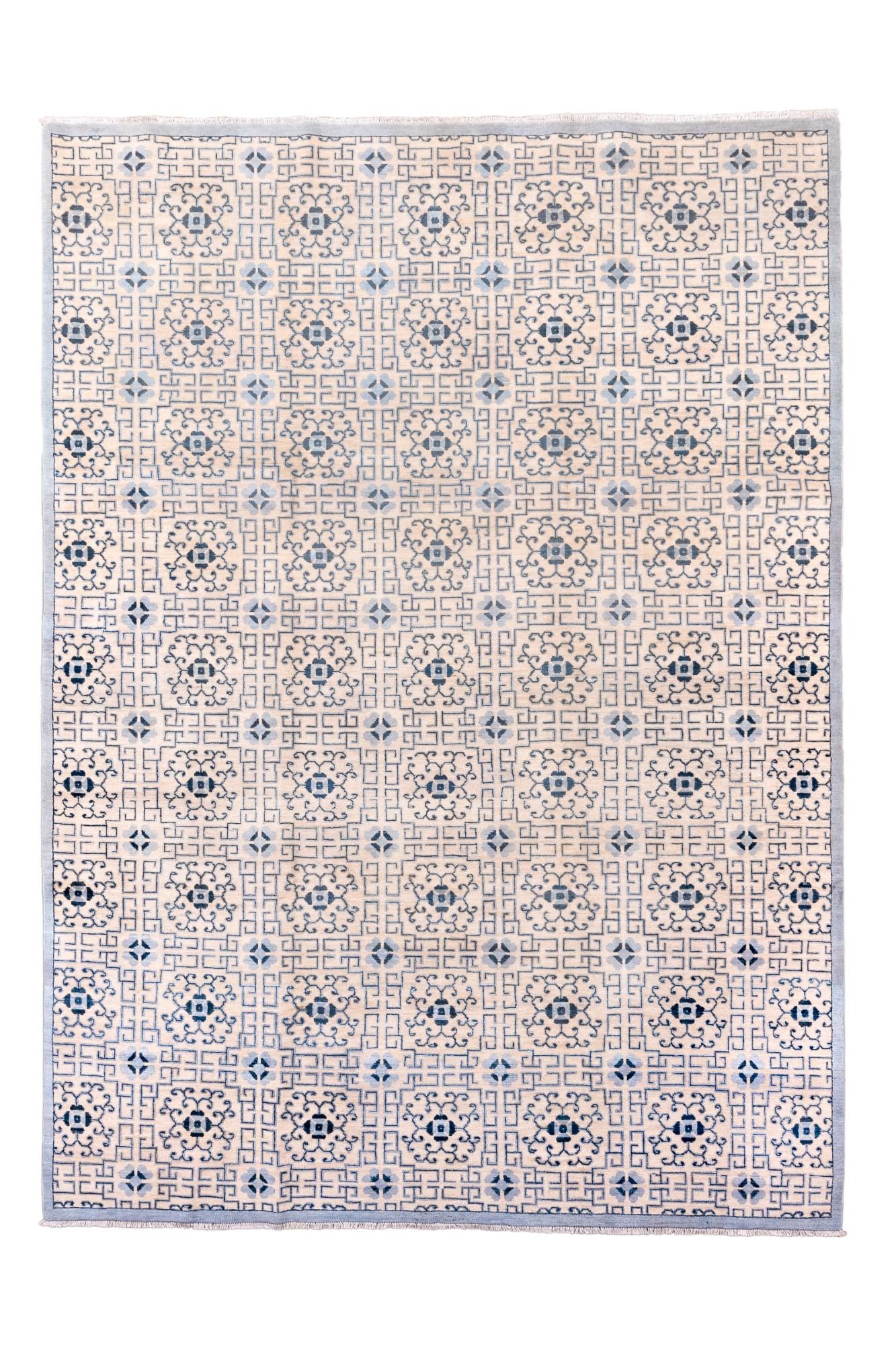 Questo tappeto Khotan d'epoca, tessuto intorno al 1940, incarna l'eleganza e la fusione culturale che si possono trovare in questo tappeto.
delle tradizioni di tessitura del Turkestan orientale. Caratterizzato da un classico motivo a melograno