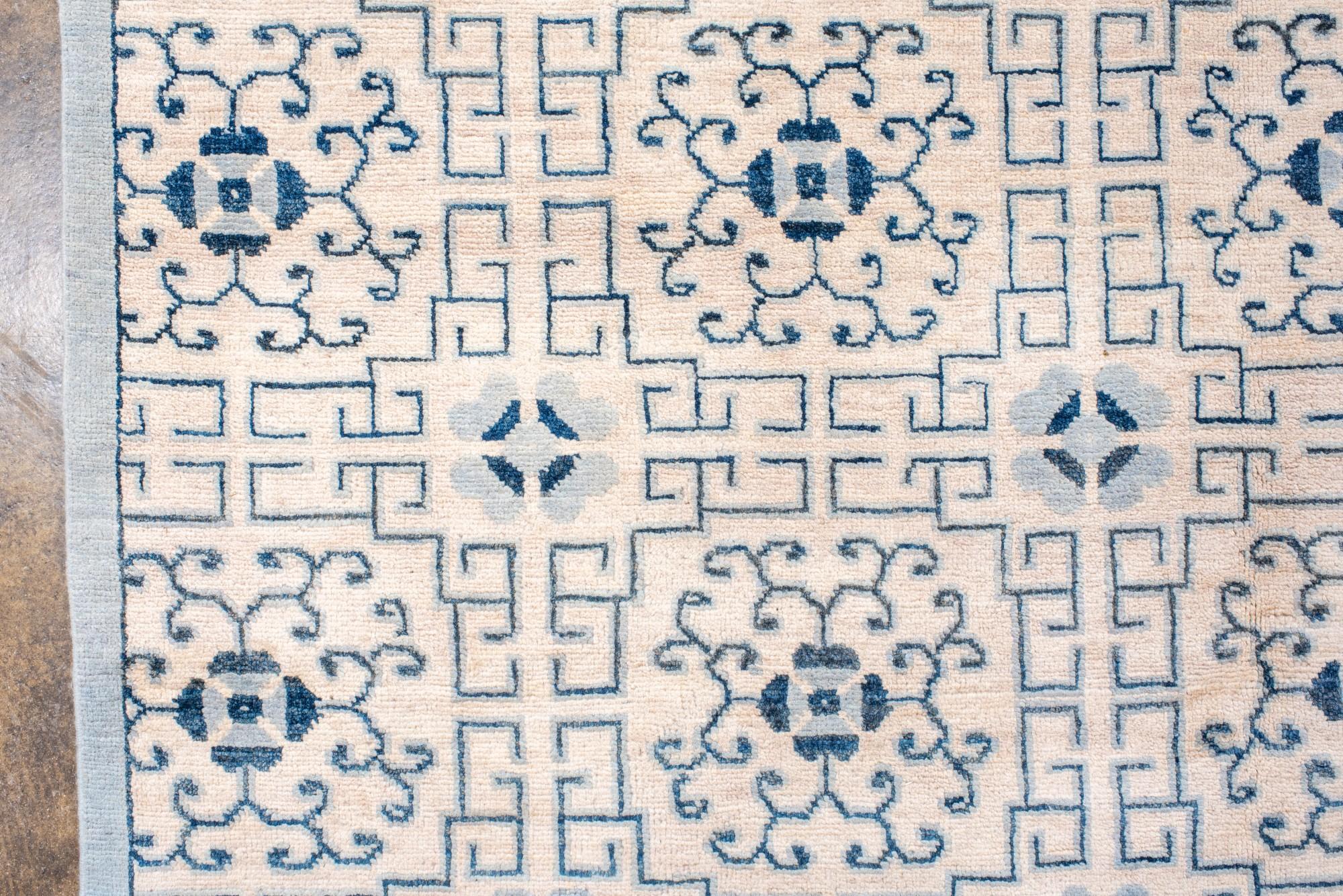 Tappeto Khotan con disegni a melograno e a reticolo ripetuti in blu e avorio. In condizioni ottime in vendita a New York, NY