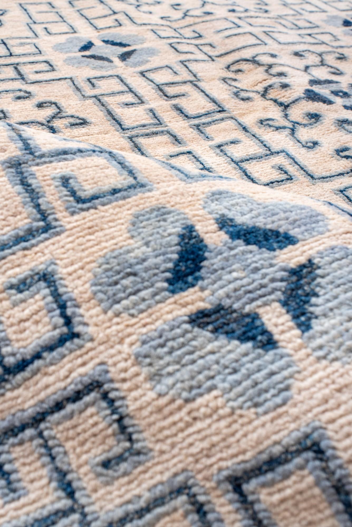 Lana Tappeto Khotan con disegni a melograno e a reticolo ripetuti in blu e avorio. in vendita