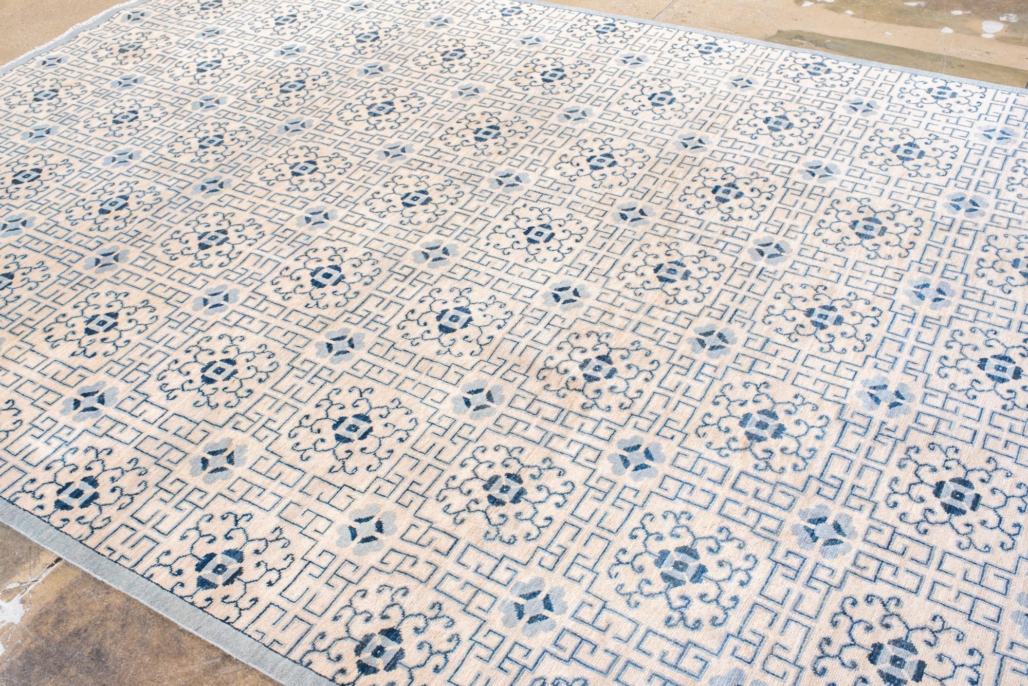 Tappeto Khotan con disegni a melograno e a reticolo ripetuti in blu e avorio. in vendita 1