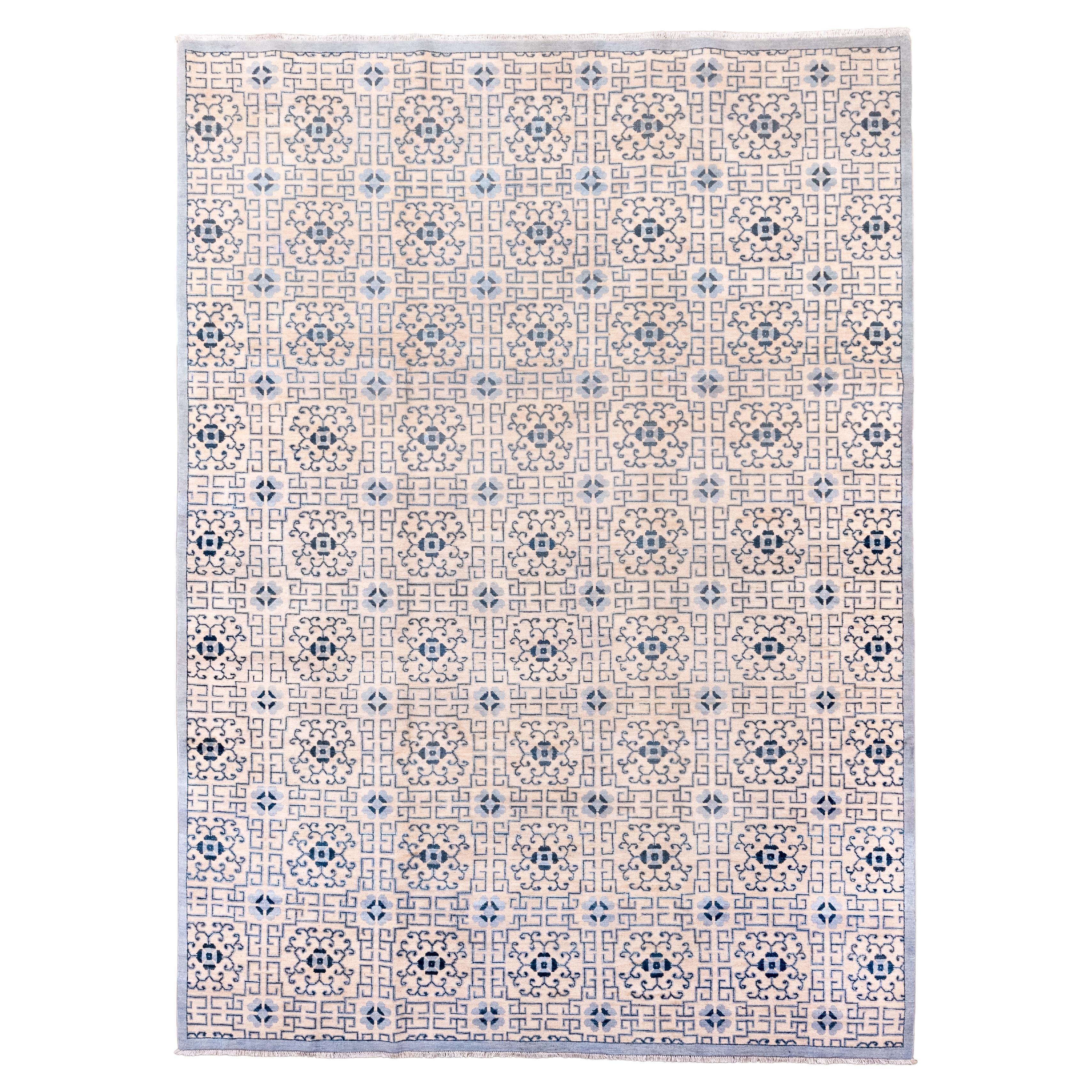 Tappeto Khotan con disegni a melograno e a reticolo ripetuti in blu e avorio. in vendita