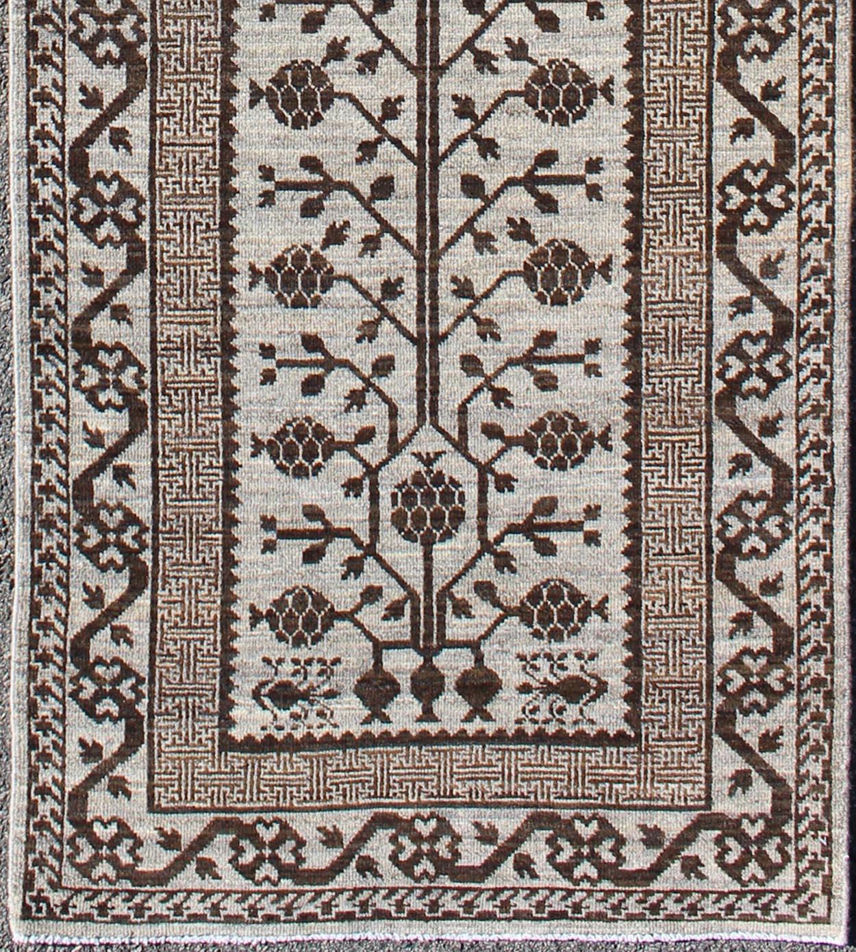 Khotan-Läufer aus Khotan mit geometrischem Granatapfelmuster in Grau und Braun (Afghanisch) im Angebot