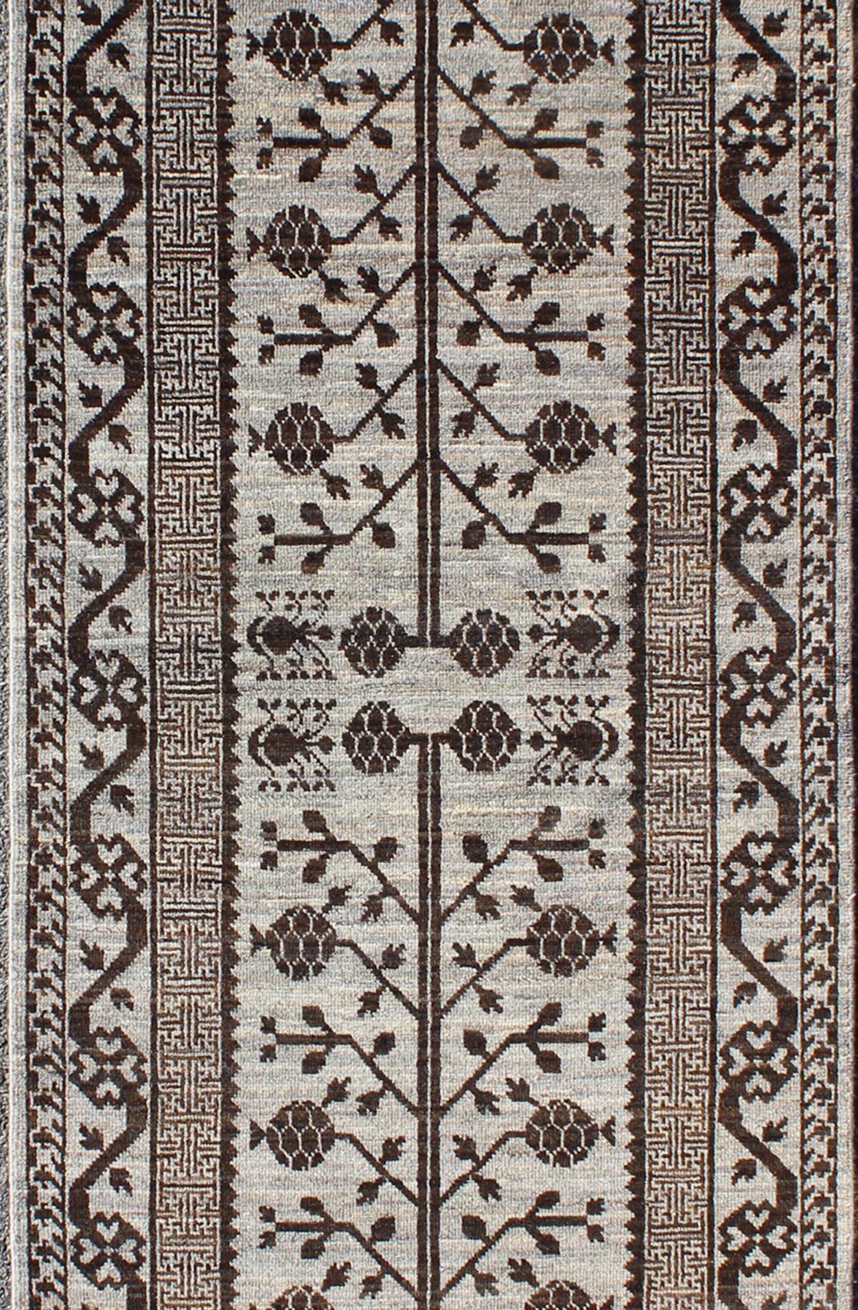 Khotan-Läufer aus Khotan mit geometrischem Granatapfelmuster in Grau und Braun (Handgeknüpft) im Angebot