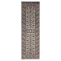 Tapis de couloir Khotan avec motif géométrique de grenades sur toute sa surface en gris et marron