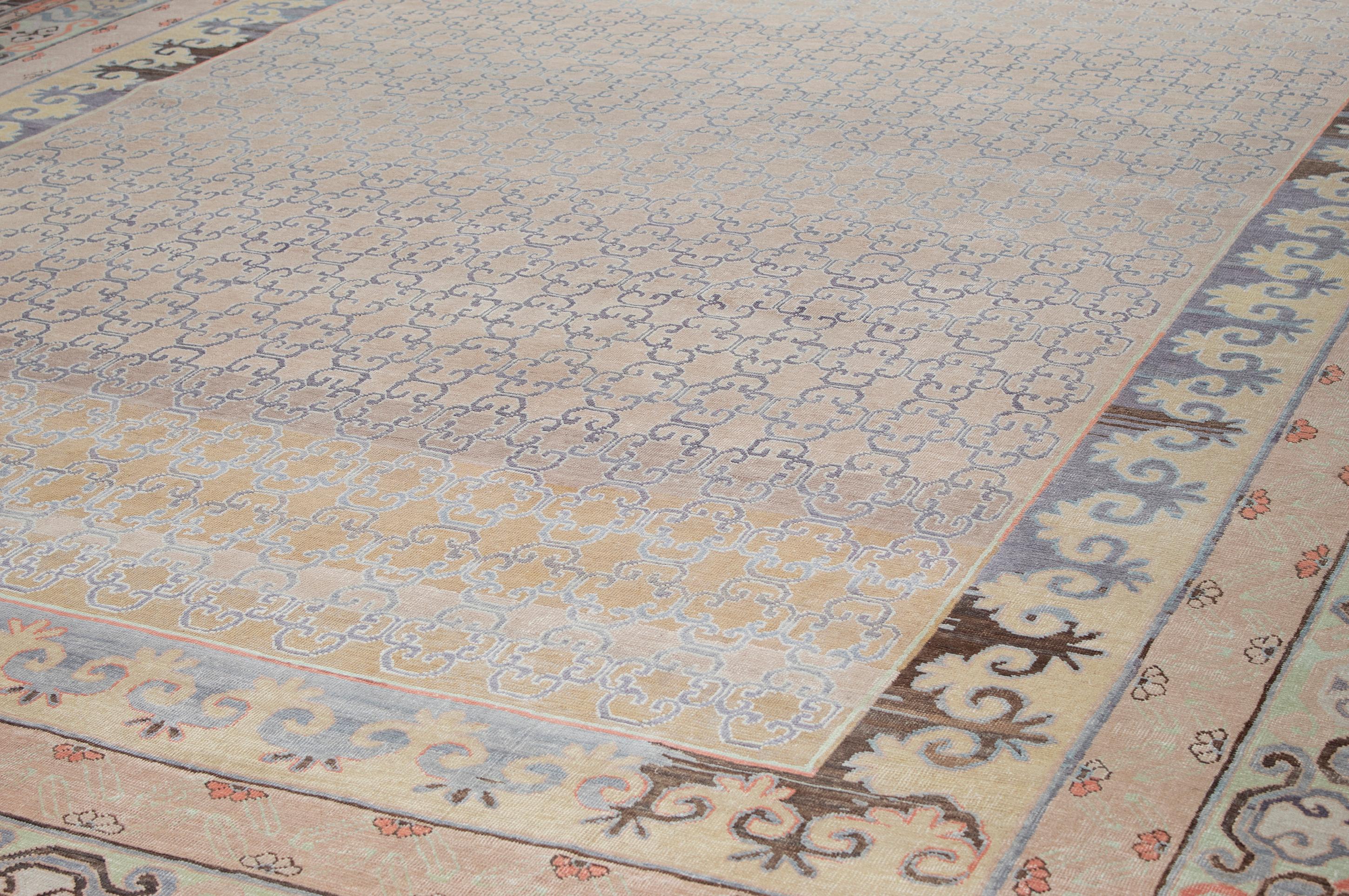 Dieser Teppich ähnelt den seltenen und sammelwürdigen antiken Khotan-Teppichen, die im 19. Jahrhundert und früher in Ostturkestan hergestellt wurden und wegen ihrer Nähe zum gleichnamigen kulturellen Zentrum auch als Samarkand-Teppiche bezeichnet