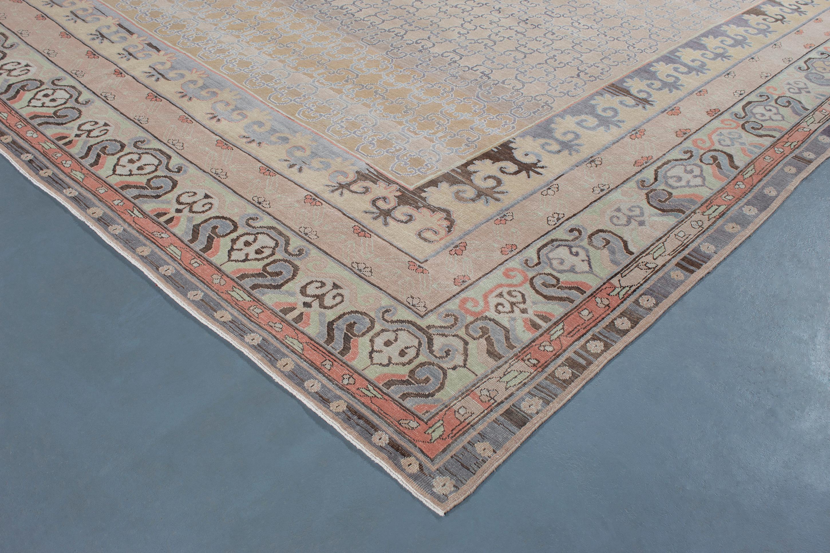Dekorativer Teppich „Sevilla“ im Khotan-Stil im Zustand „Neu“ im Angebot in New York, NY