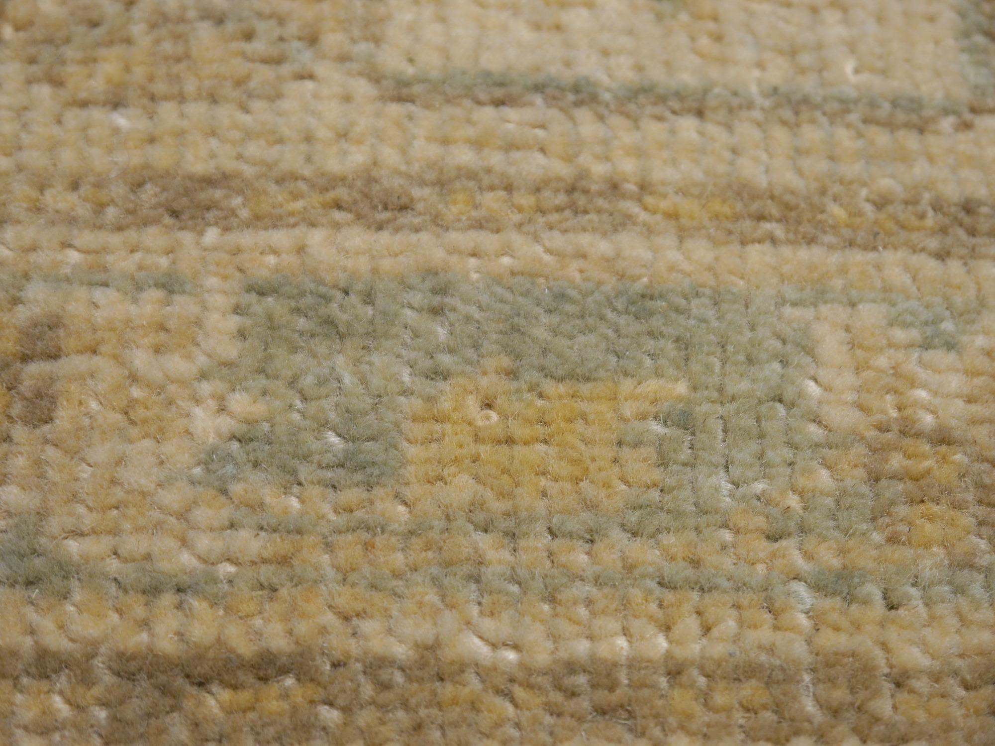 Magnifique housse de coussin en laine nouée à la main en forme de tapis Khotan. Jolie couleur délavée, support en textile de coton, avec fermeture à glissière. Livré sans garniture.