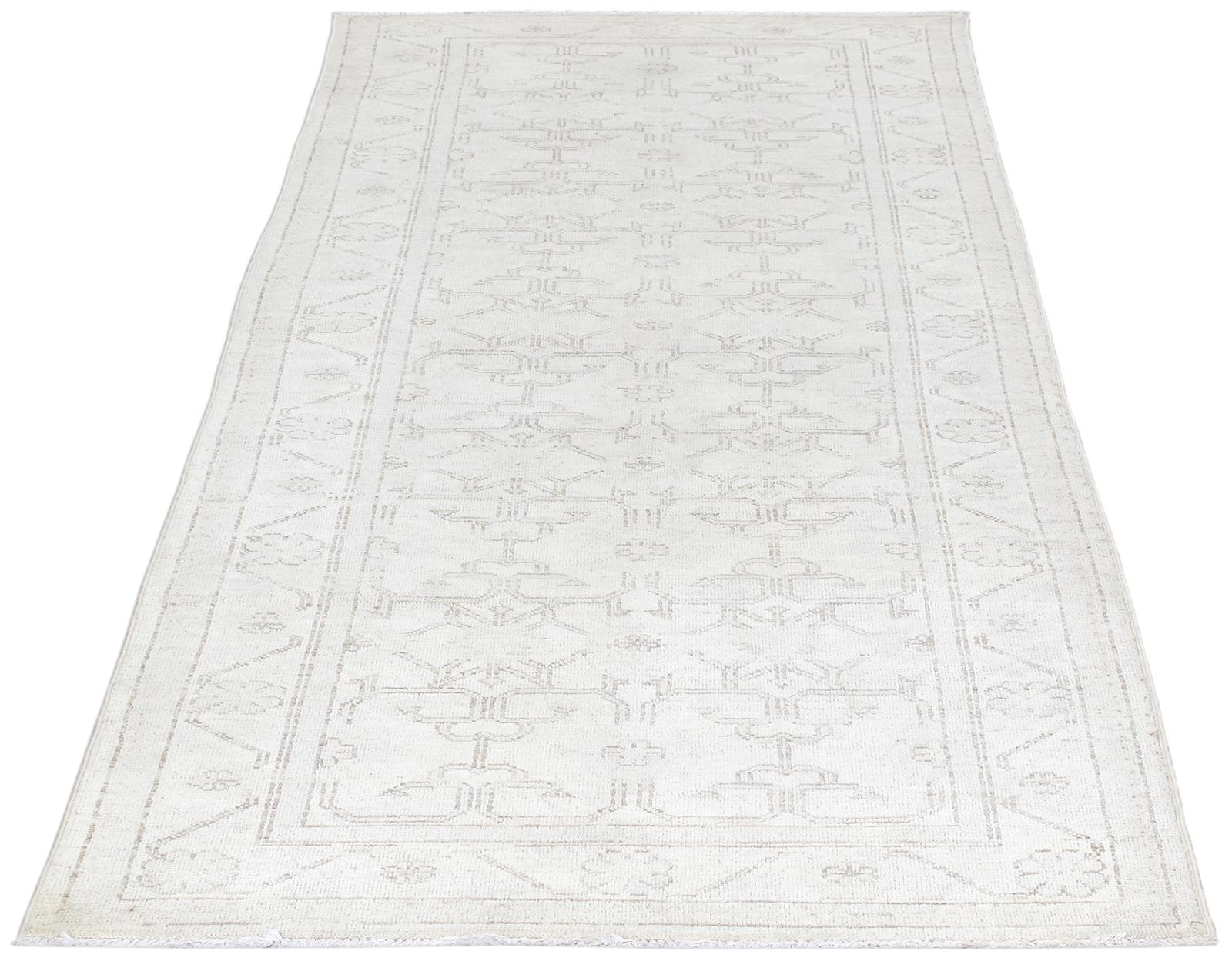 Khotan-Teppiche wurden ursprünglich in Ostturkestan hergestellt und werden aufgrund ihrer Nähe zum gleichnamigen kulturellen Zentrum auch als Samarkand-Teppiche bezeichnet. Khotan-Teppiche zeichnen sich durch ihre geometrischen Muster aus, die von