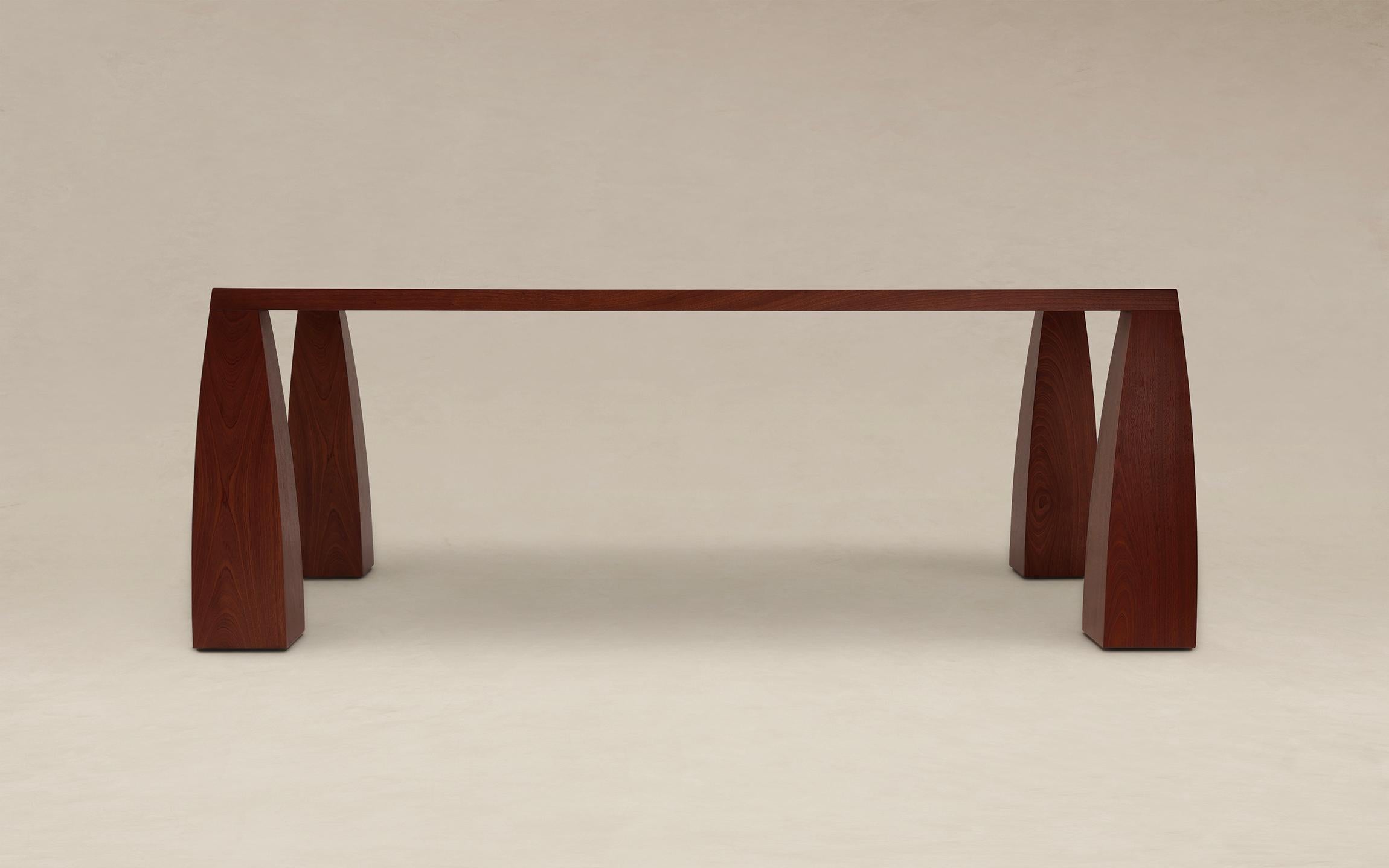 Table de salle à manger Khram par Aède Studios
Dimensions : D 100 x L 200 x H 75 cm. 
MATERIAL : Acajou figuré. 

Disponible en acajou figuré ou en chêne. Des matériaux personnalisés sont disponibles sur demande. Veuillez nous contacter. 

Aède est