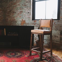 Khwarizmi Hocker aus Nussbaum und gepolstertem Leder mit Thekenhöhe