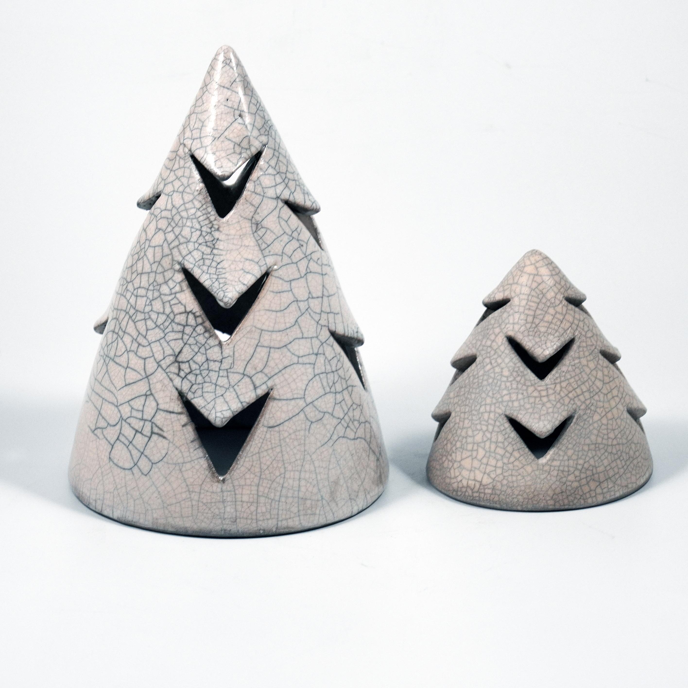 Questo Natale, aggiungi un tocco di colore o di bianco alla tua festa con il nostro ornamento per albero di Natale Ki. A forma di albero di Natale astratto, questo ornamento può essere utilizzato come elemento decorativo sul caminetto o come
