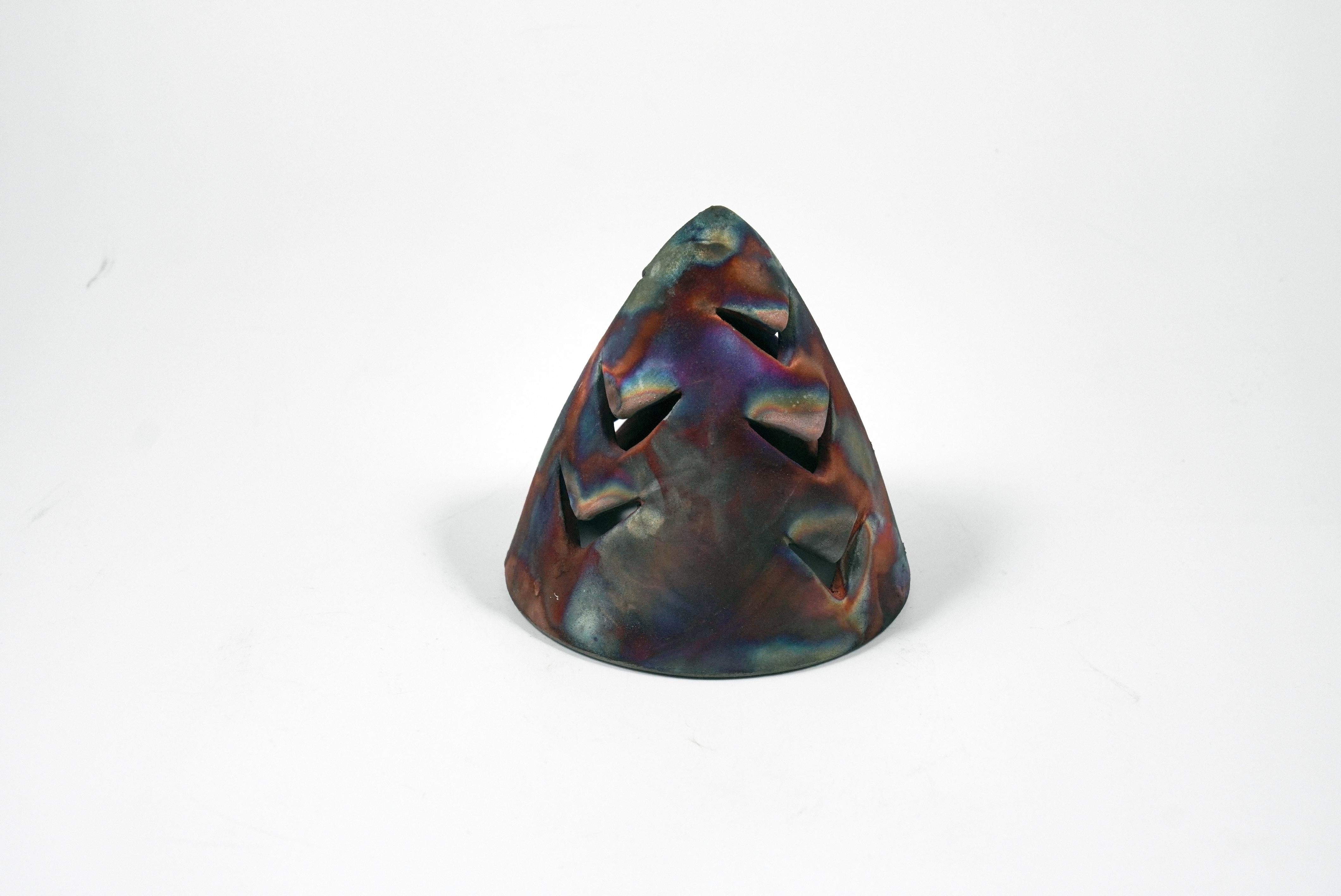 Verleihen Sie Ihrem Fest dieses Jahr einen Hauch von Farbe oder Schneewittchen mit unserem Ki-Weihnachtsbaumschmuck. Dieses Ornament in Form eines abstrakten Weihnachtsbaums kann als dekoratives Element auf dem Kaminsims oder als Abdeckung für Ihre