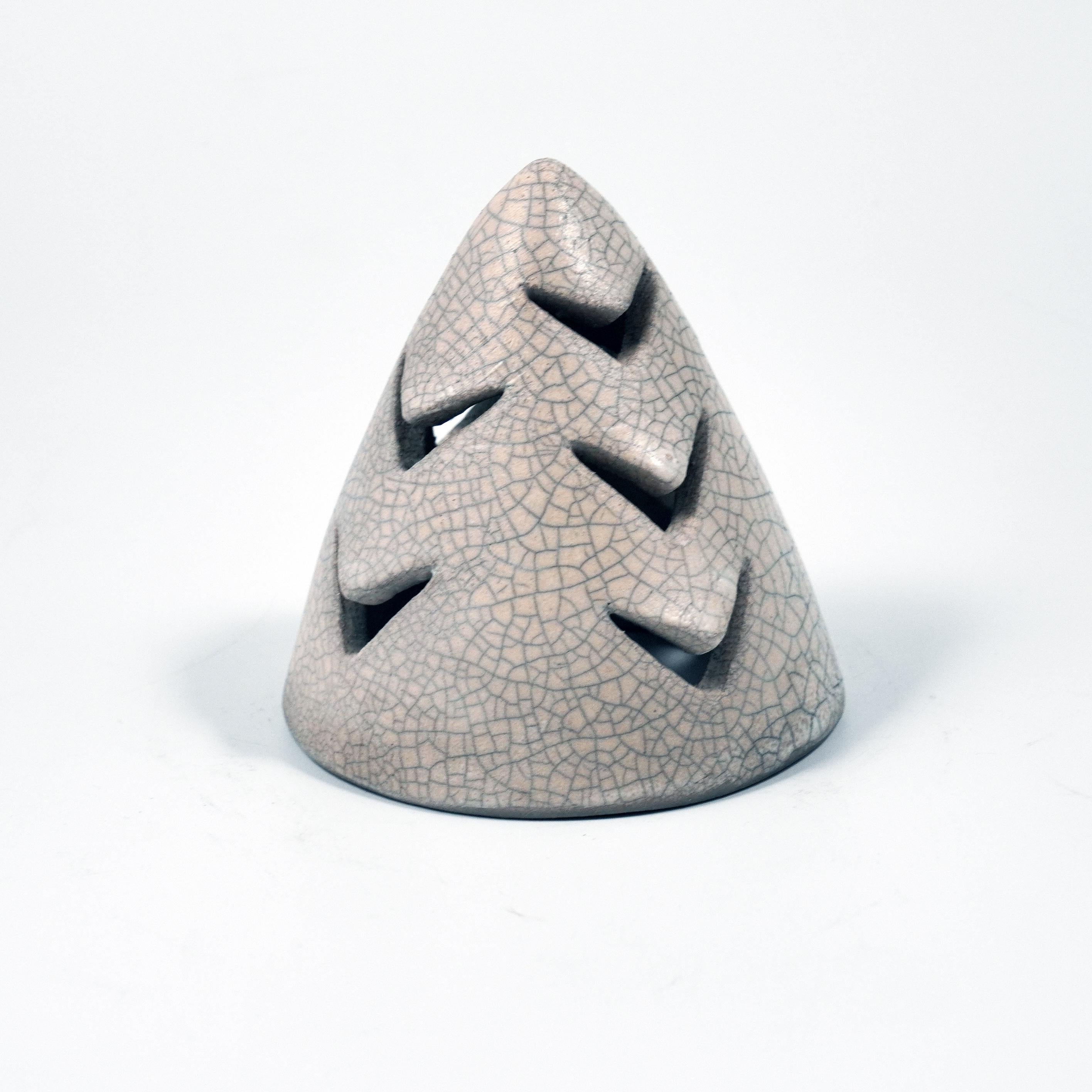 Ce Noël, ajoutez une étincelle de couleur ou de blanc de neige à votre célébration avec notre ornement de décor de sapin de Noël Ki. Formé d'un arbre de Noël abstrait, cet ornement peut être utilisé comme pièce décorative sur le manteau de cheminée