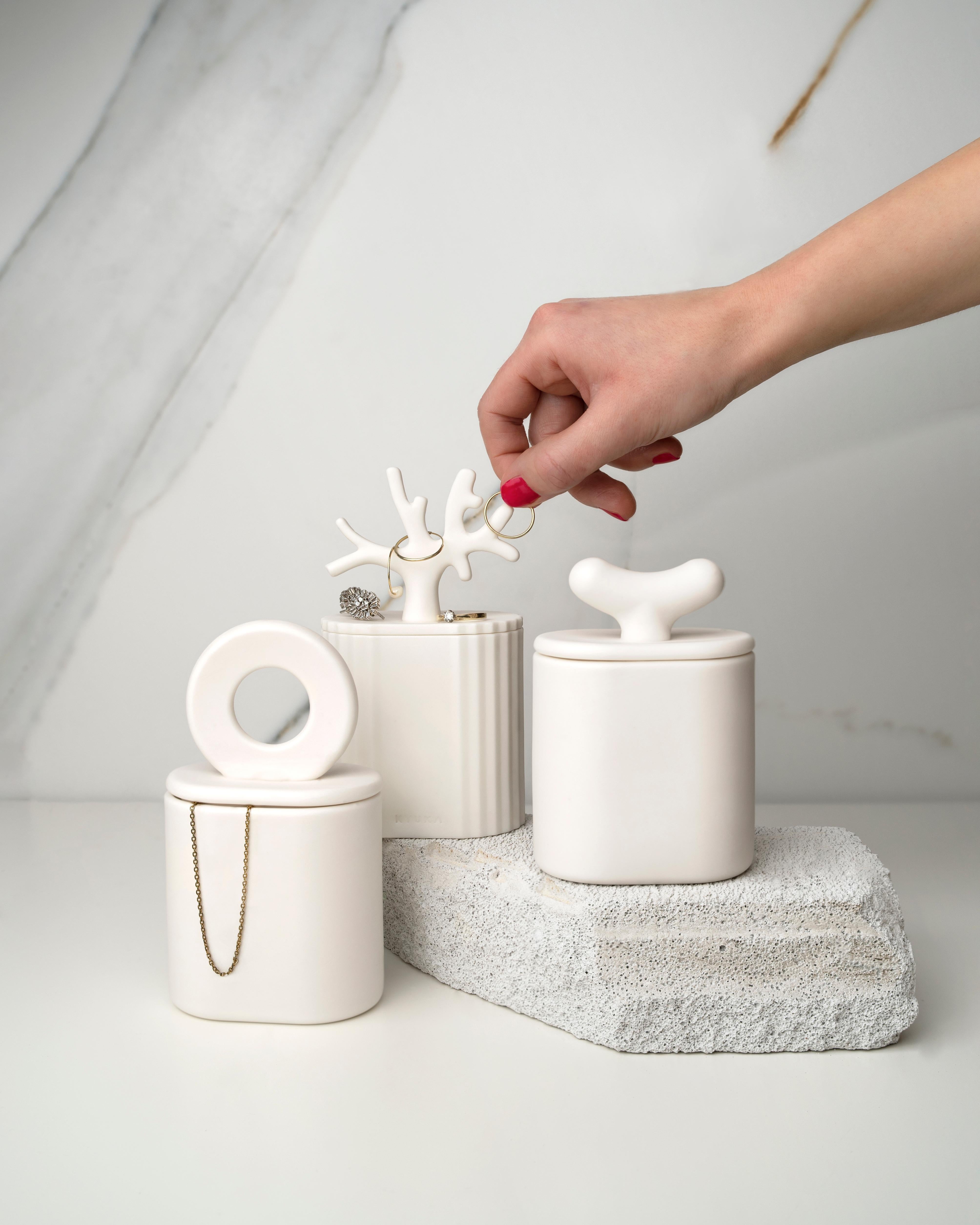 Ki  -  in Japanese means tree. A minimalist ceramic container, Parian porcelain. 

A collection inspired by nature and classical forms.

Parian porcelain vessels, unglazed.

• 160 g natural soy wax

• app 30 h burn time

• wooden wick

• fragrance