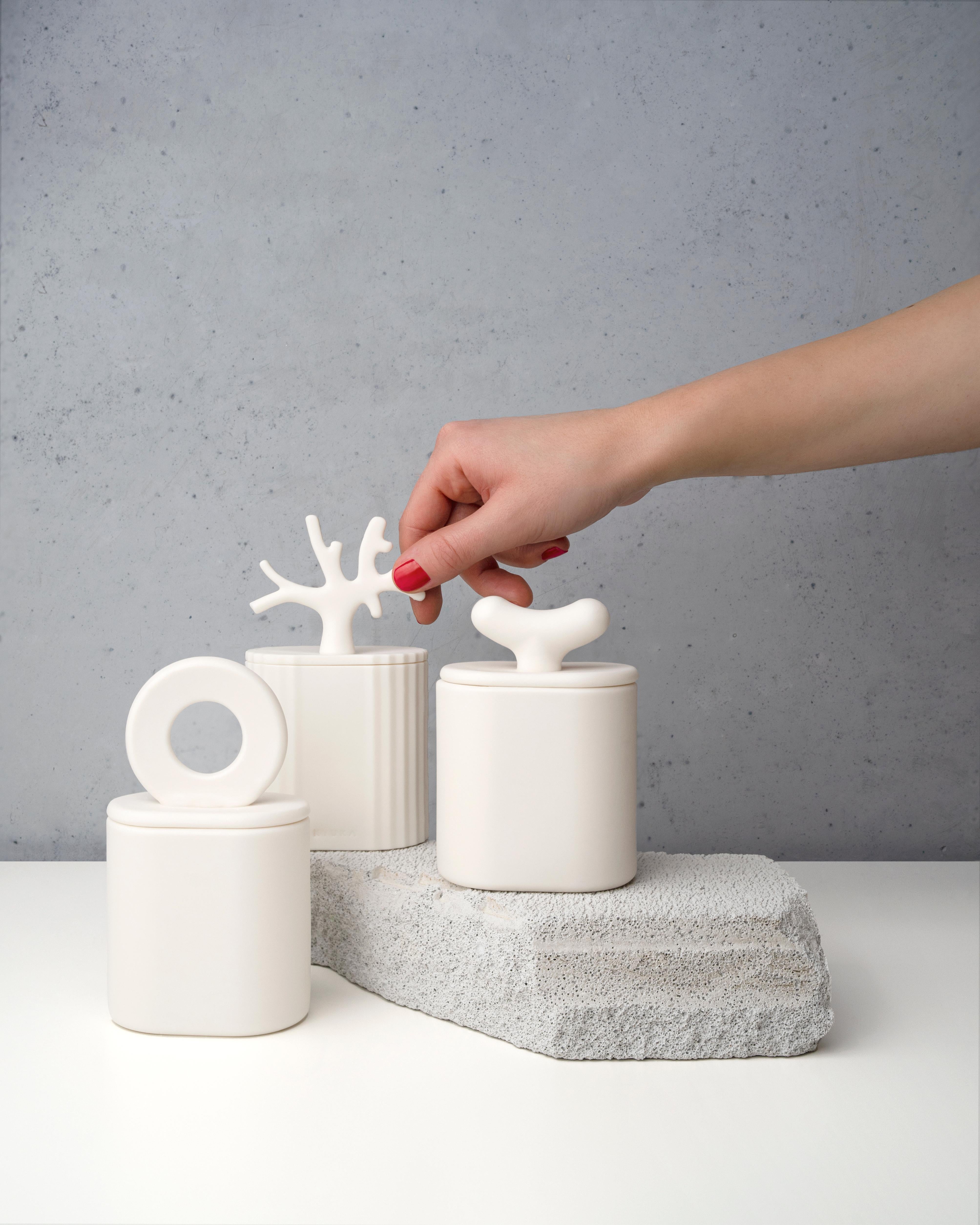 Ki, bougie scénique dans une boîte décorative en porcelaine de Parian, prix Design 2022 Neuf - En vente à MILANÓWEK, 14