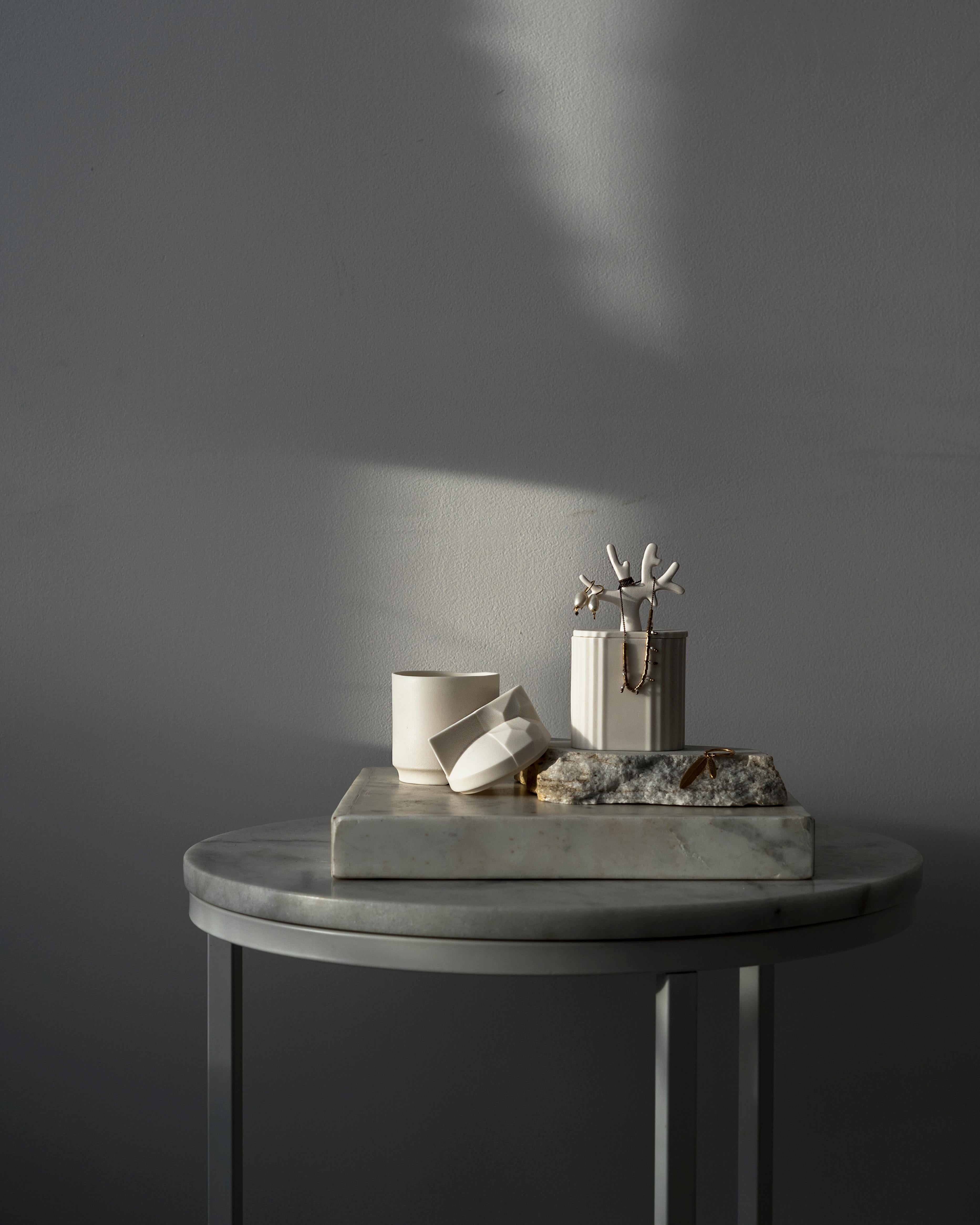 Ki, bougie scénique dans une boîte décorative en porcelaine de Parian, prix Design 2022 en vente 1