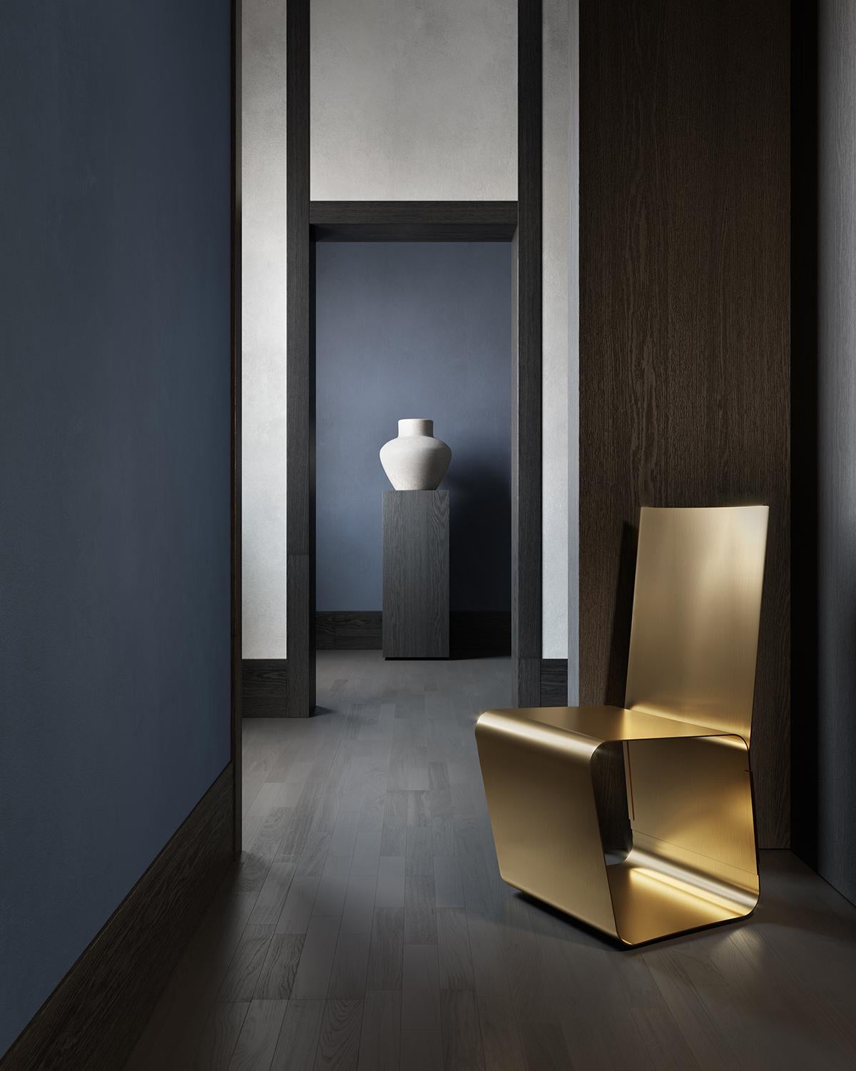 The Kia chair by Emmemobili is an elegant and artistic piece of furniture that showcases exceptional craftsmanship. Made from gold-colored brass, it is created through the shaping of entire veneer sheets, making its production highly intricate and